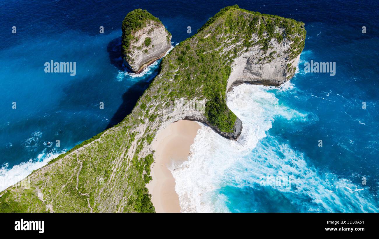 Scogliere spettacolari, spiaggia di sabbia bianca e oceano turchese a Kelingking, Nusa Penida Foto Stock