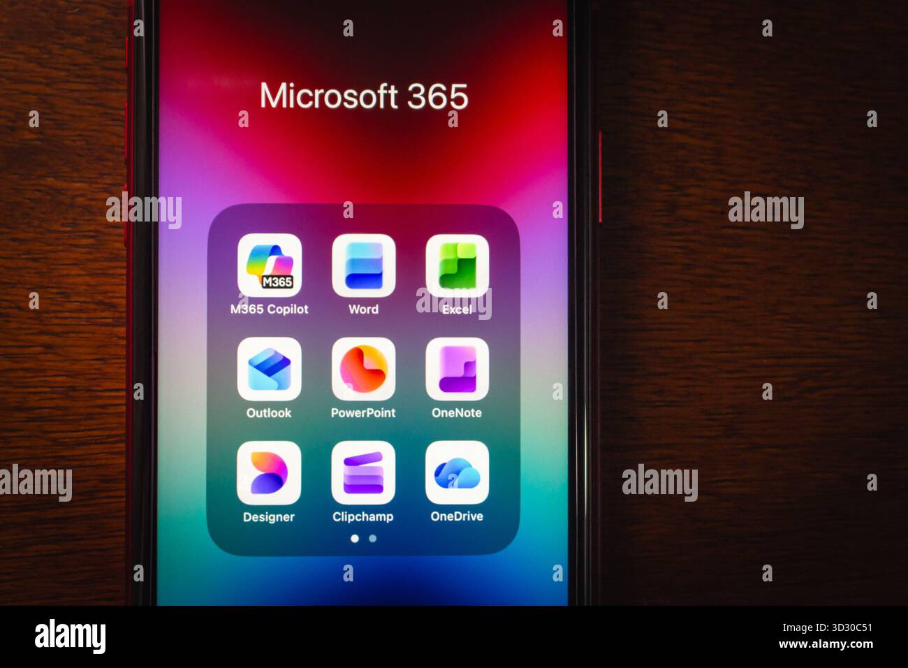 Cartella dell'app Microsoft 365 con icone come Word, Excel, Outlook, PowerPoint, OneNote, OneDrive, Clipchamp, MS Designer e Copilot visibili. Foto Stock