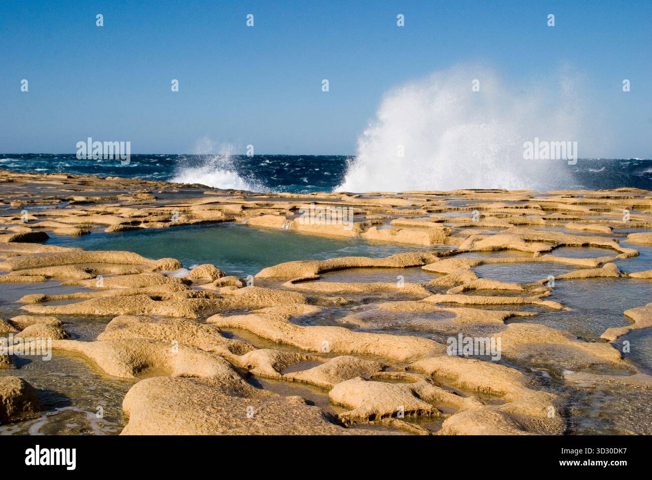Saline sulla costa di Gozo, Malta, dove l'acqua di mare evapora lasciando sale cristallizzato. Foto Stock
