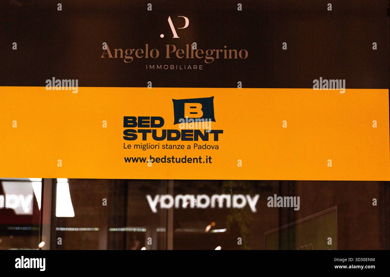 Padova, Italia - 14 aprile 2025: Cartellonistica Angelo Pellegrino Immobiliare e Bed Student, che mette in evidenza le opzioni immobiliari e abitative per studenti i Foto Stock