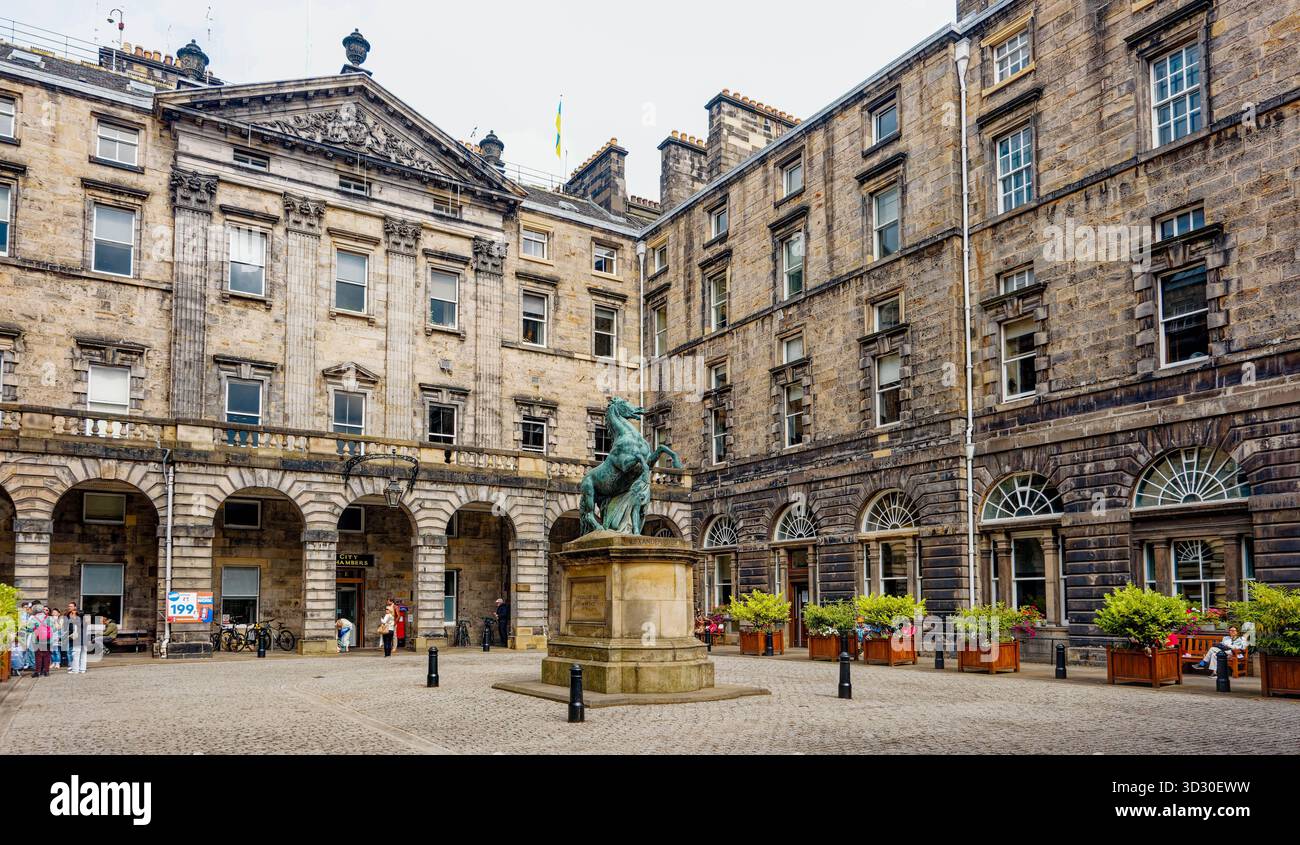 EDIMBURGO, SCOZIA - 22 agosto 2024: Il cortile di Edinburgh City Chambers presenta una statua a cavallo e un'architettura georgiana, nascosta proprio di Foto Stock