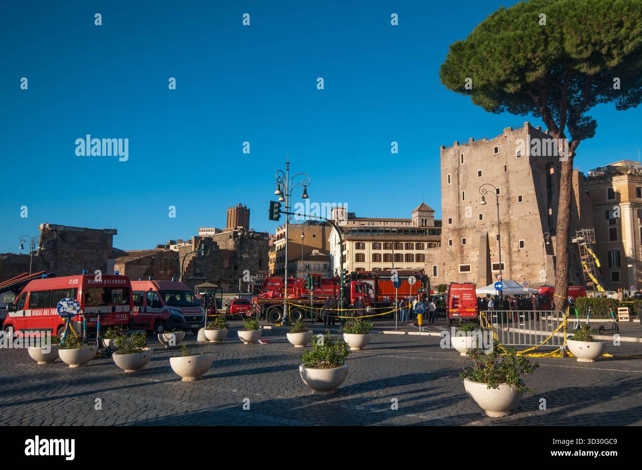 Roma, Italia. 3 novembre 2025. 3 novembre 2025. Morì il lavoratore rimasto sotto le macerie per oltre 11 ore dopo il crollo della Torre dei conti nei fori Imperiali di Roma. P.S.: La foto può essere utilizzata con il dovuto rispetto per il contesto in cui è stata scattata, e senza alcuna intenzione di diffamare nessuno. Crediti: Independent Photo Agency Srl/Alamy Live News Foto Stock