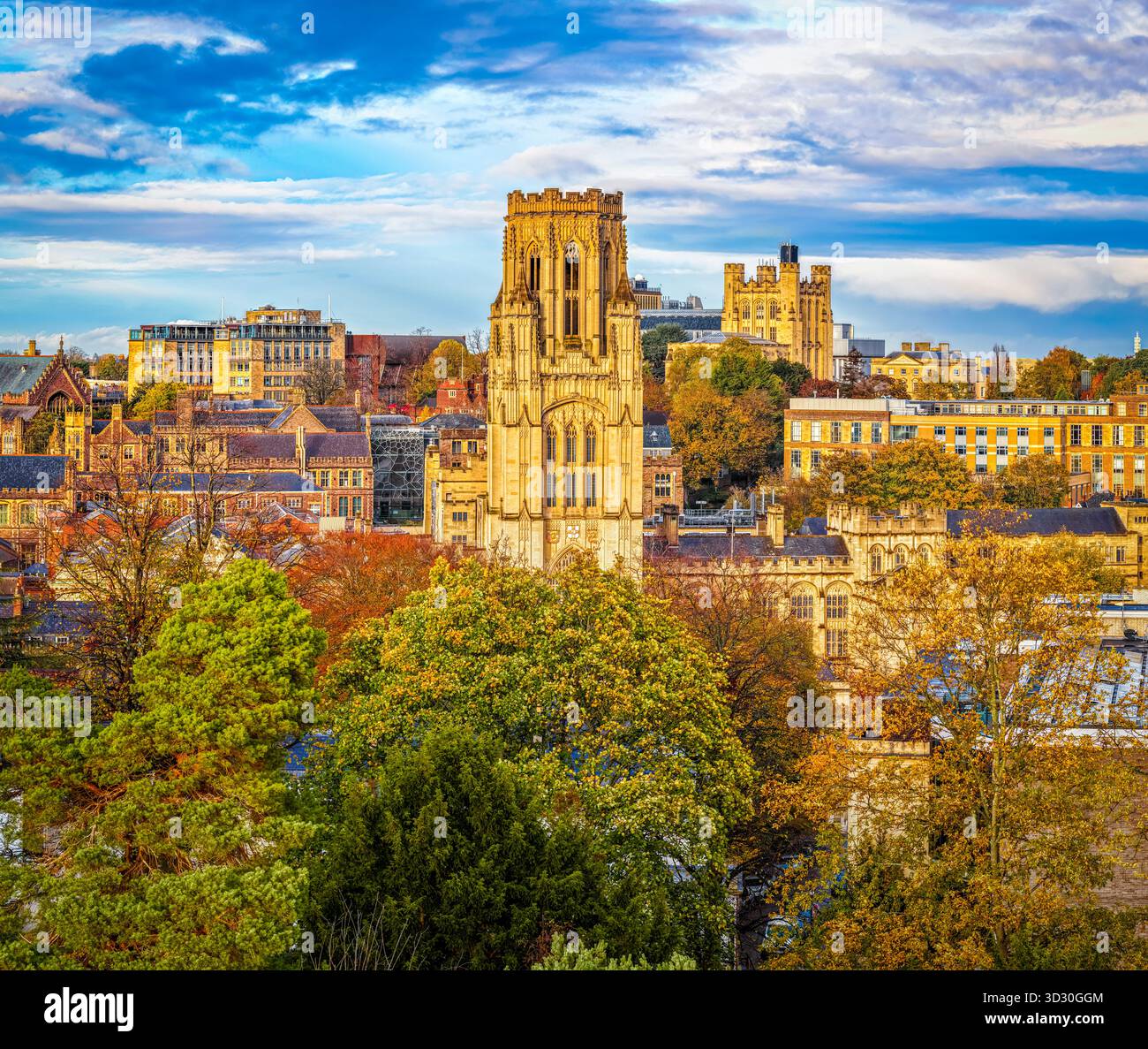 Vista del Wills Memorial Building dell'Università di Bristol circondato dall'architettura storica della città e dagli alberi autunnali sotto un cielo vivace. Foto Stock