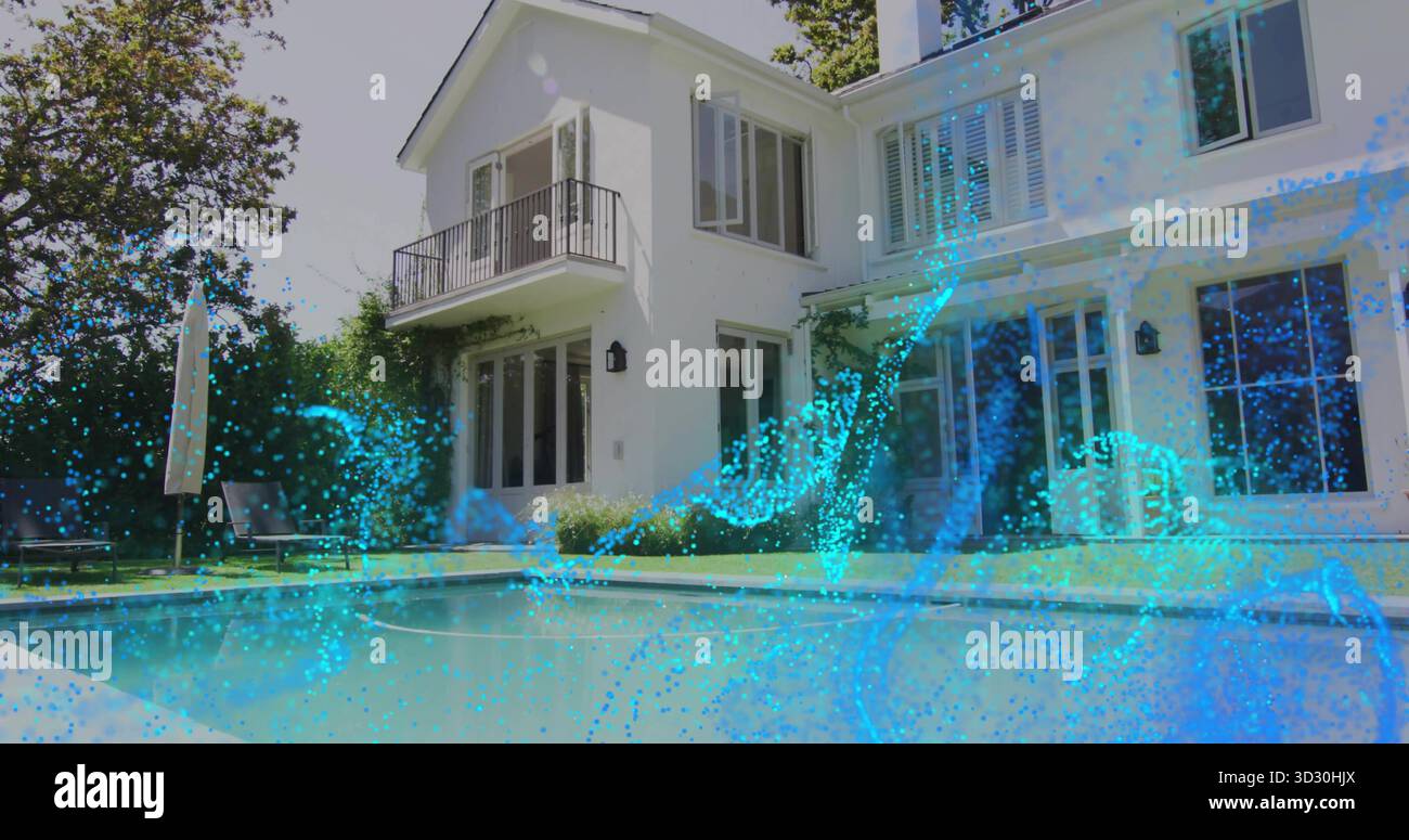 Casa a due piani in piedi nel cortile sul retro, che mostra la piscina con ombrello chiuso e sedie sotto le onde blu Foto Stock
