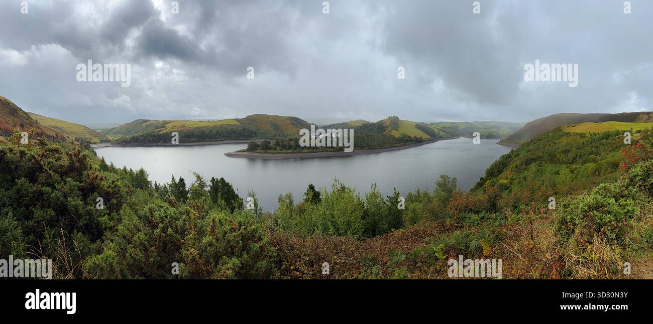 Vista panoramica della tempesta che attraversa il lago artificiale Llyn Clywedog nel Galles centrale Foto Stock