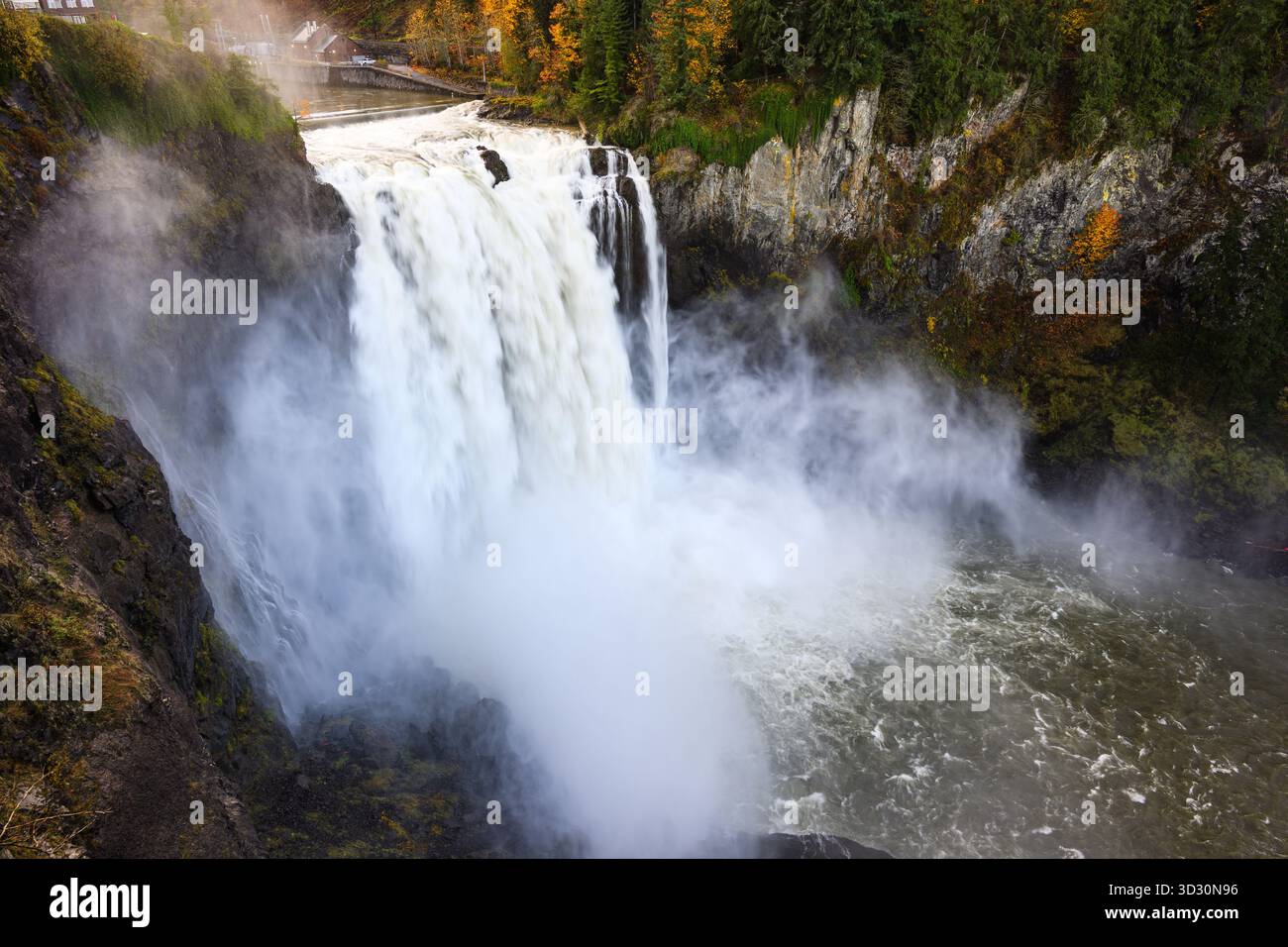 Snoqualmie Falls si schianta sopra la cascata mentre il fiume Snoqualmie è alto durante l'autunno Foto Stock