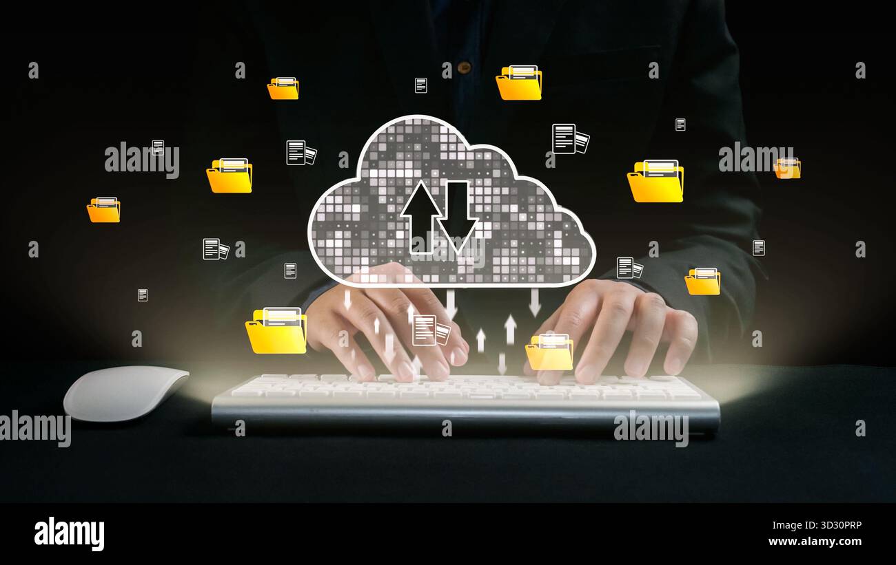 Un professionista aziendale è visto caricare file su storage cloud, con icone che rappresentano cartelle digitali e scambio di dati, evidenziando la tecnologia moderna Foto Stock