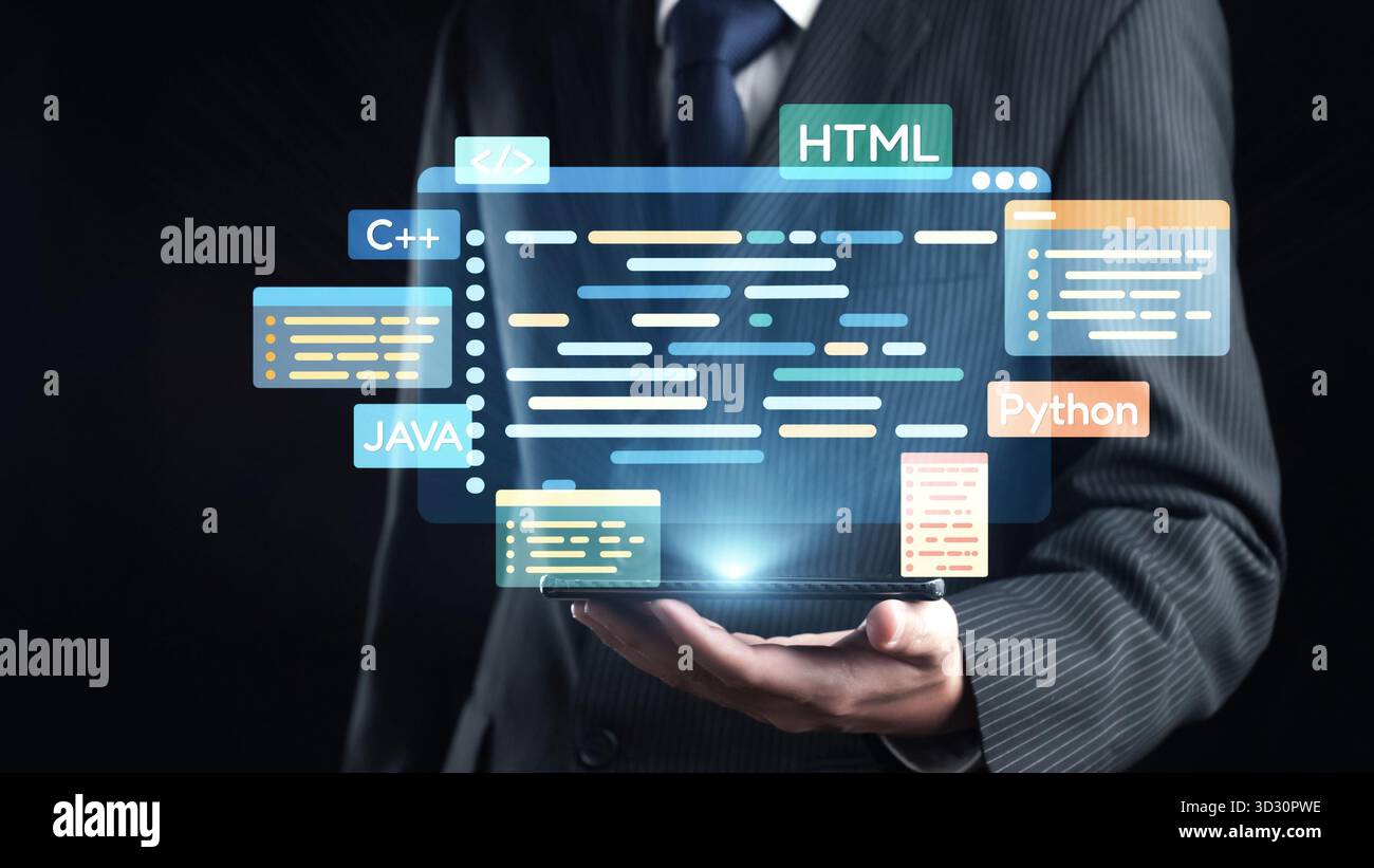 Un uomo d'affari professionista dispone di un'interfaccia digitale che mostra vari linguaggi di programmazione e visualizzazioni dei dati, rappresentando la tecnologia moderna Foto Stock