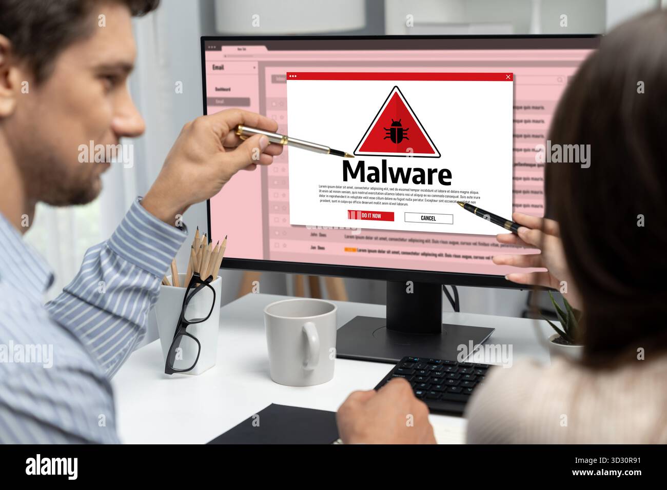 Concetto di attacco cibernetico. L'avviso di malware visualizzato sullo schermo del computer mostra la truffa e il rilevamento delle minacce sul sistema informatico o sul server online da rimuovere Foto Stock