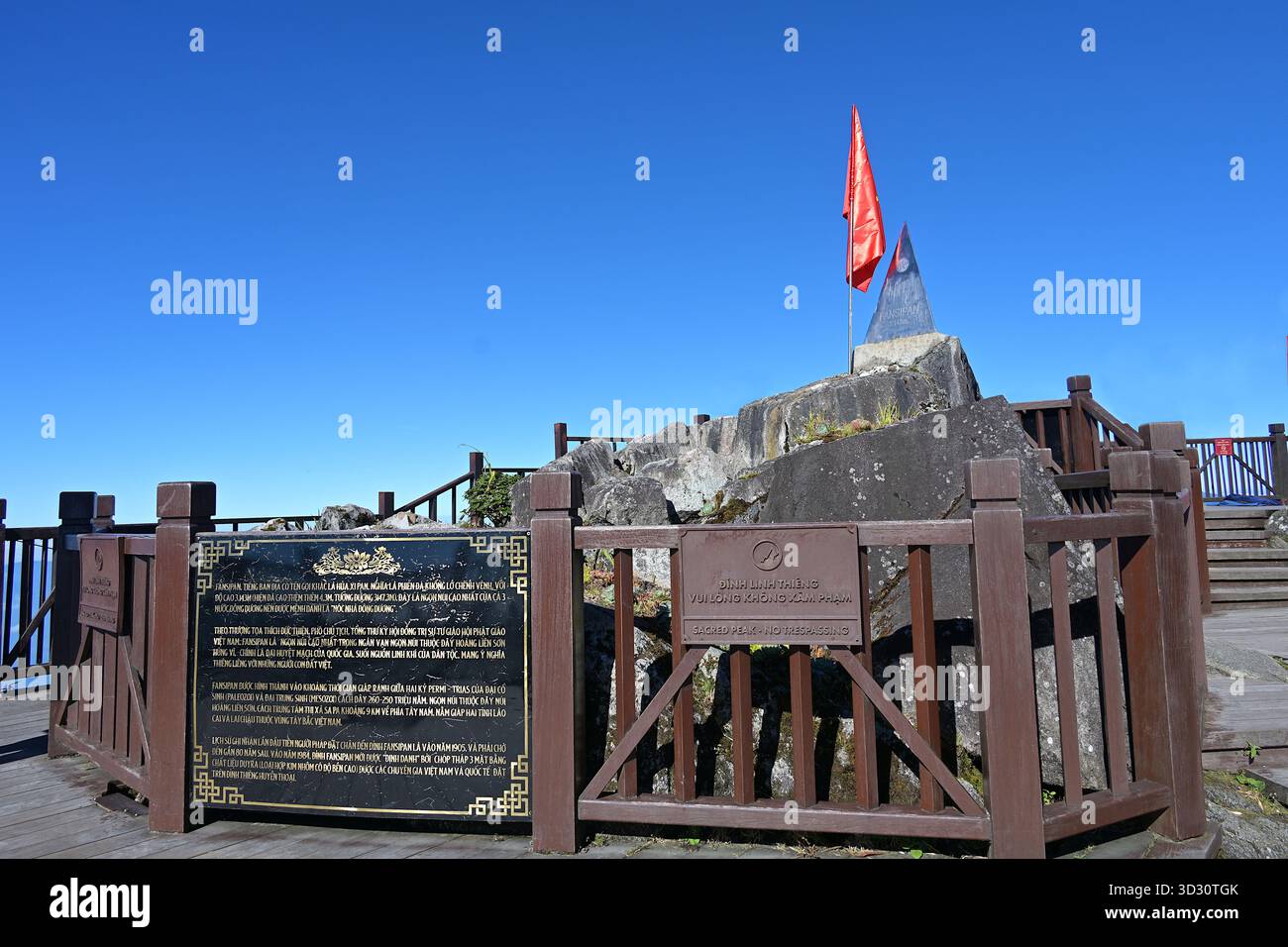 Piramide metallica e monumento che segna la vetta di Fanispan, la montagna più alta dell'Indocina, il Parco Nazionale di Hoang Lien Son, Vietnam Foto Stock