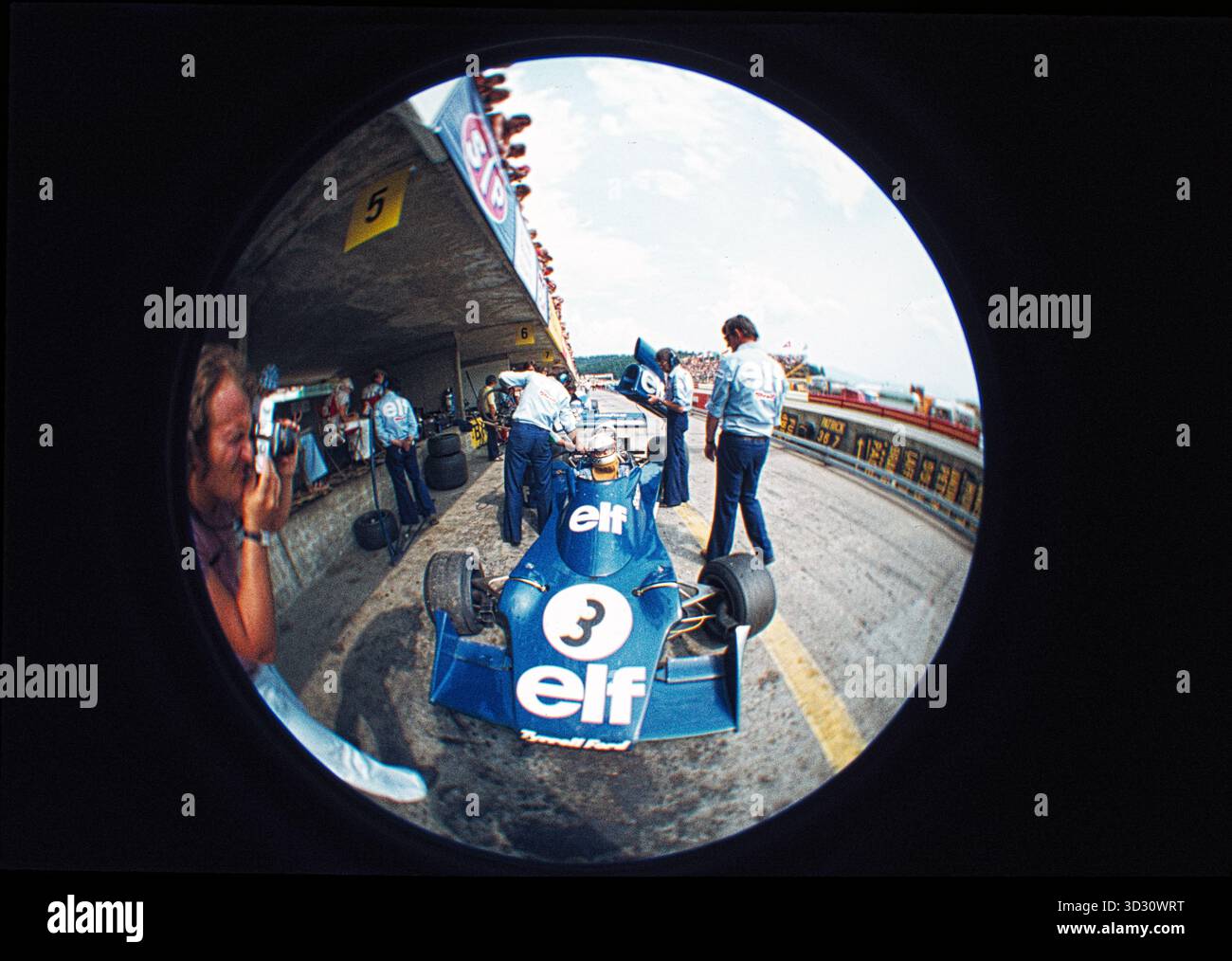 1975 Jody Scheckter - Elf Tyrrell 007 - Gran Premio d'Austria di F1 - Österreichring - Hasselblad Original Fish Eye Slide Scan 001 Foto Stock