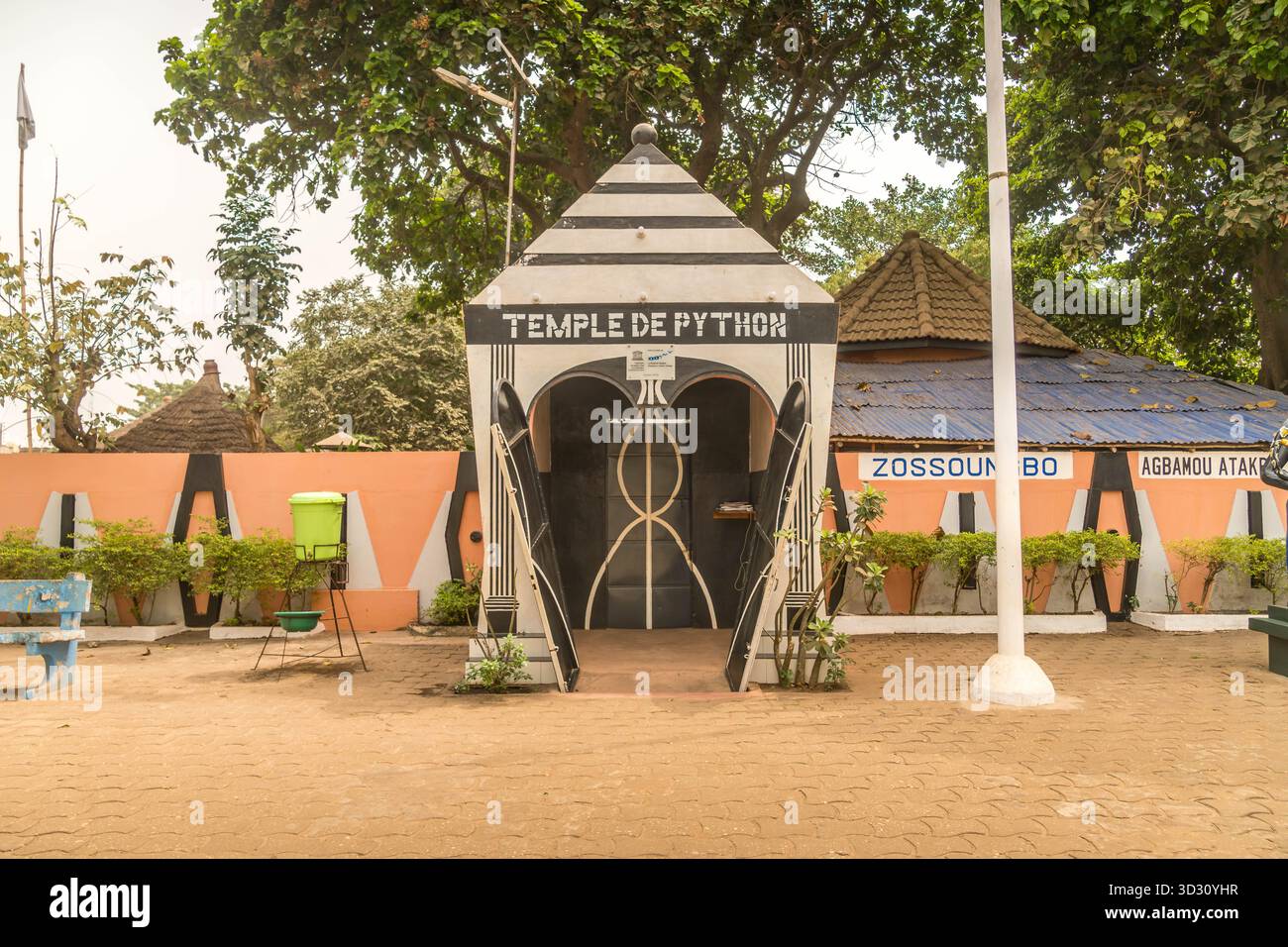 Ingresso al Tempio di Pitone a Ouidah, Benin, sito sacro Vodun dedicato ai pitoni venerati, che fonde spiritualità locale e patrimonio culturale. Foto Stock