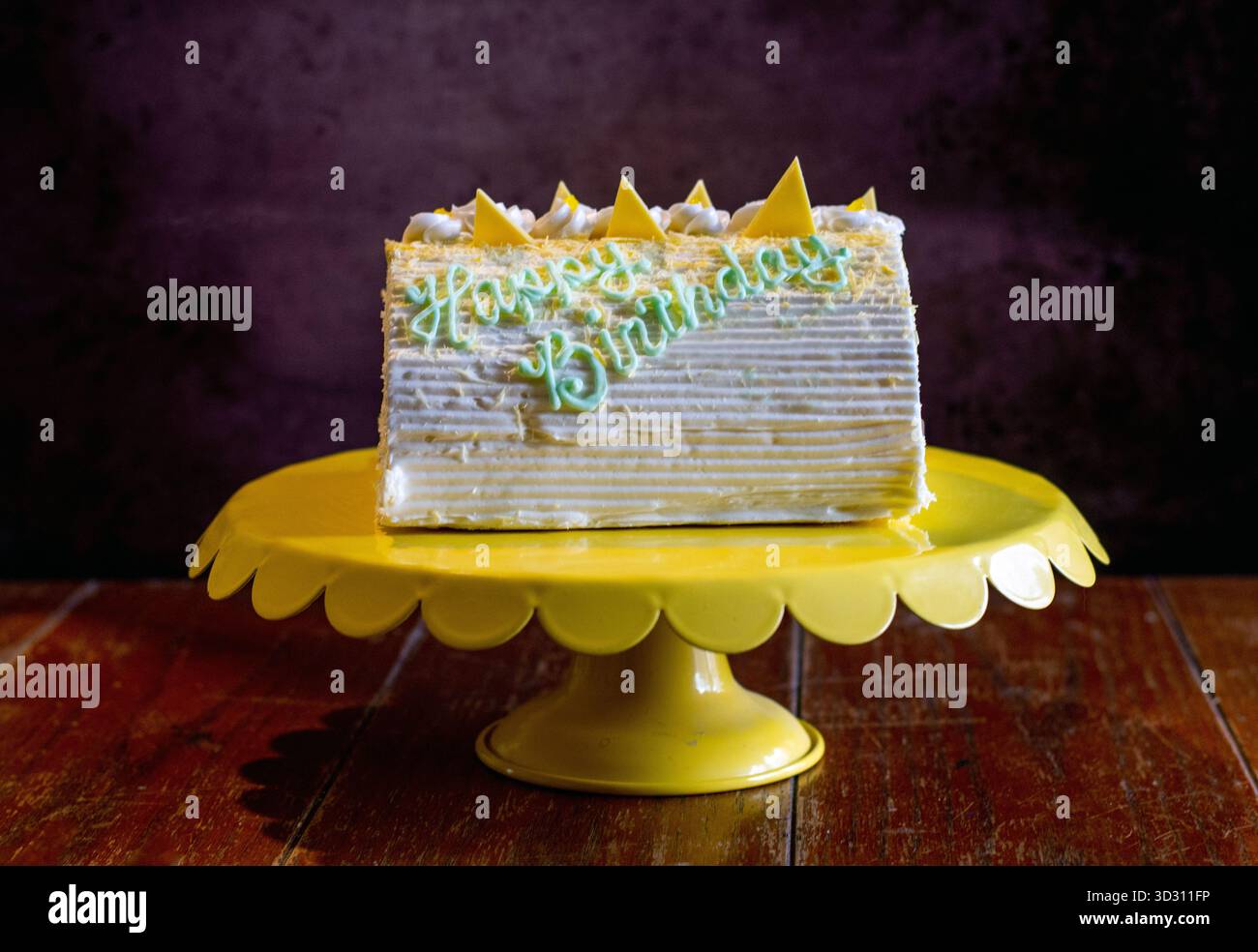 torta di compleanno su una torta gialla Foto Stock