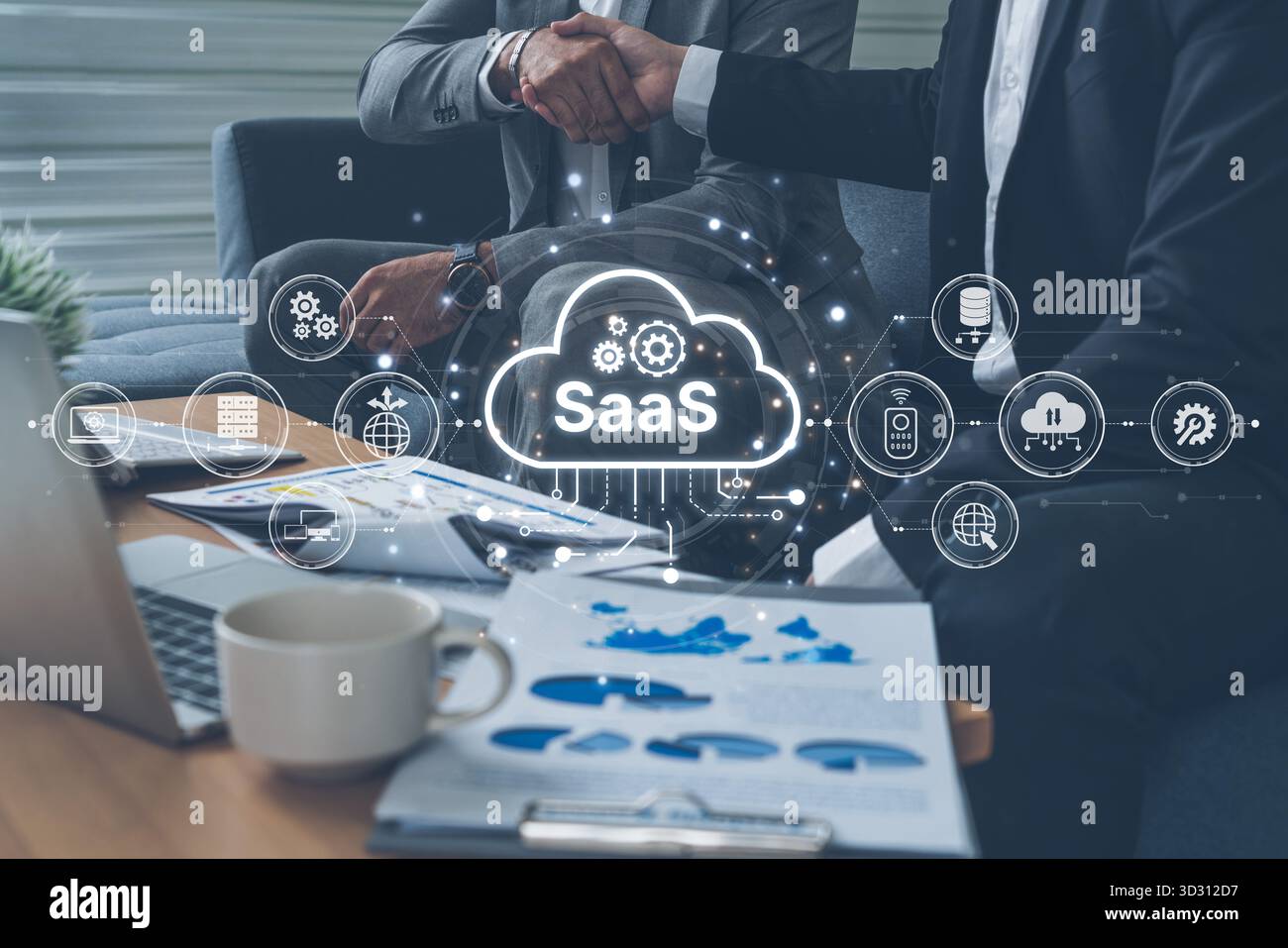 Rappresentazione visiva di SaaS che mostra l'infrastruttura, la distribuzione SaaS, le funzionalità della piattaforma SaaS e il modello di integrazione SaaS in ambiente digitale. Spli Foto Stock