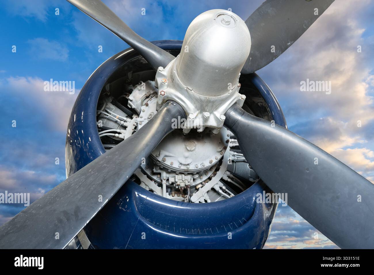 Immagine ravvicinata di un motore di propulsione a quattro pale di un aereo da caccia dell'era della seconda guerra mondiale Foto Stock
