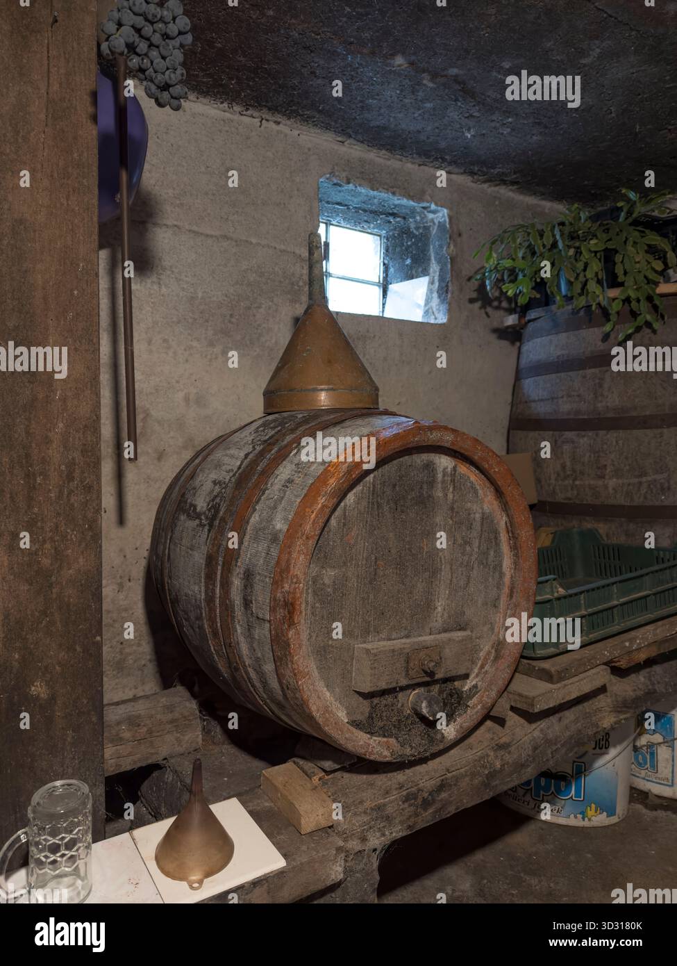 tradizionale grande botte di vino in legno nella cantina della campagna rurale, casa della contea di zala in ungheria Foto Stock