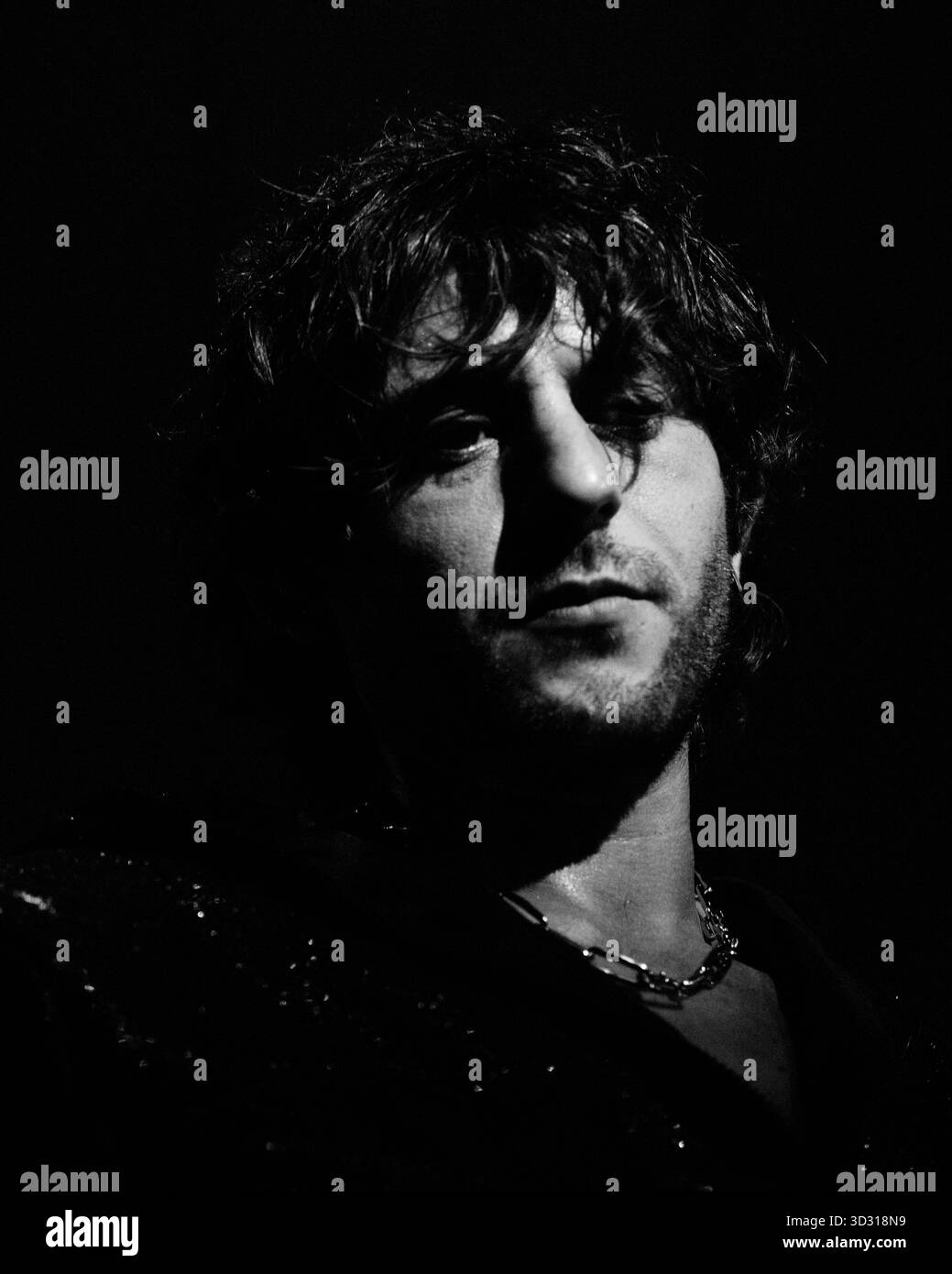 Napoli, Italia. 3 novembre 2025. A Napoli, Italia, il 3 novembre 2025, il cantante e rapper italiano Rkomi si esibisce dal vivo al Teatro Augusteo di Napoli durante il suo tour autunnale. (Foto di Giacomo Cosua/NurPhoto) credito: NurPhoto SRL/Alamy Live News Foto Stock