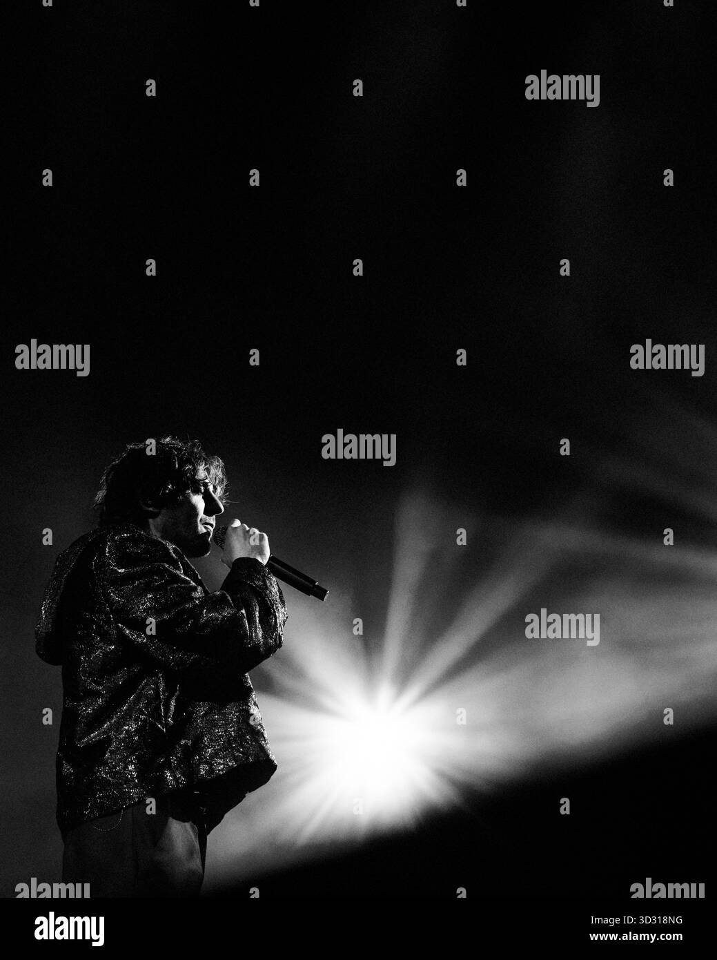 Napoli, Italia. 3 novembre 2025. A Napoli, Italia, il 3 novembre 2025, il cantante e rapper italiano Rkomi si esibisce dal vivo al Teatro Augusteo di Napoli durante il suo tour autunnale. (Foto di Giacomo Cosua/NurPhoto) credito: NurPhoto SRL/Alamy Live News Foto Stock