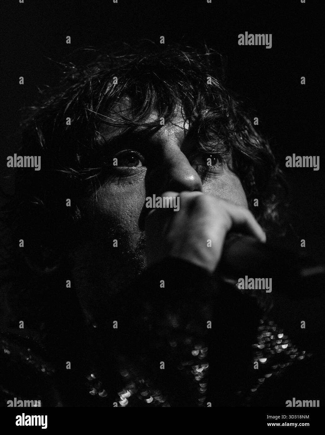 Napoli, Italia. 3 novembre 2025. A Napoli, Italia, il 3 novembre 2025, il cantante e rapper italiano Rkomi si esibisce dal vivo al Teatro Augusteo di Napoli durante il suo tour autunnale. (Foto di Giacomo Cosua/NurPhoto) credito: NurPhoto SRL/Alamy Live News Foto Stock