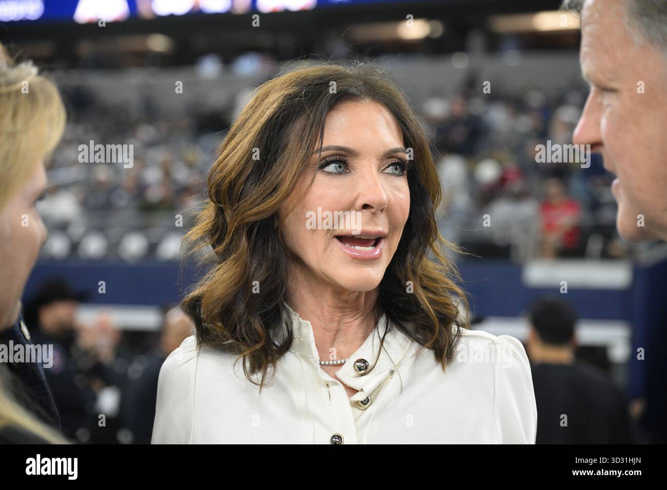 Arlington, Stati Uniti. 3 novembre 2025. Charlotte Anderson, Chief Brand Officer e co-proprietaria dei Dallas Cowboys, parla con i tifosi prima della partita degli Arizona Cardinals all'AT&T Stadium di Arlington, Texas, lunedì 3 novembre 2025. Foto di Ian Halperin/UPI credito: UPI/Alamy Live News Foto Stock