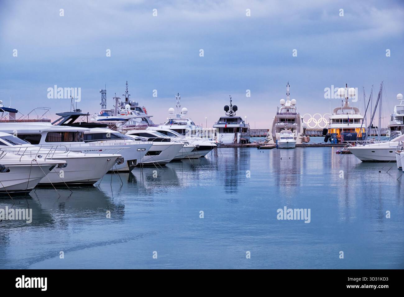La vista di yacht e navi attraccate lungo gli ormeggi nel grande porticciolo di Sochi, ristrutturato per le Olimpiadi invernali del 2014. Sochi. Krasnodar Krai, Russia Foto Stock
