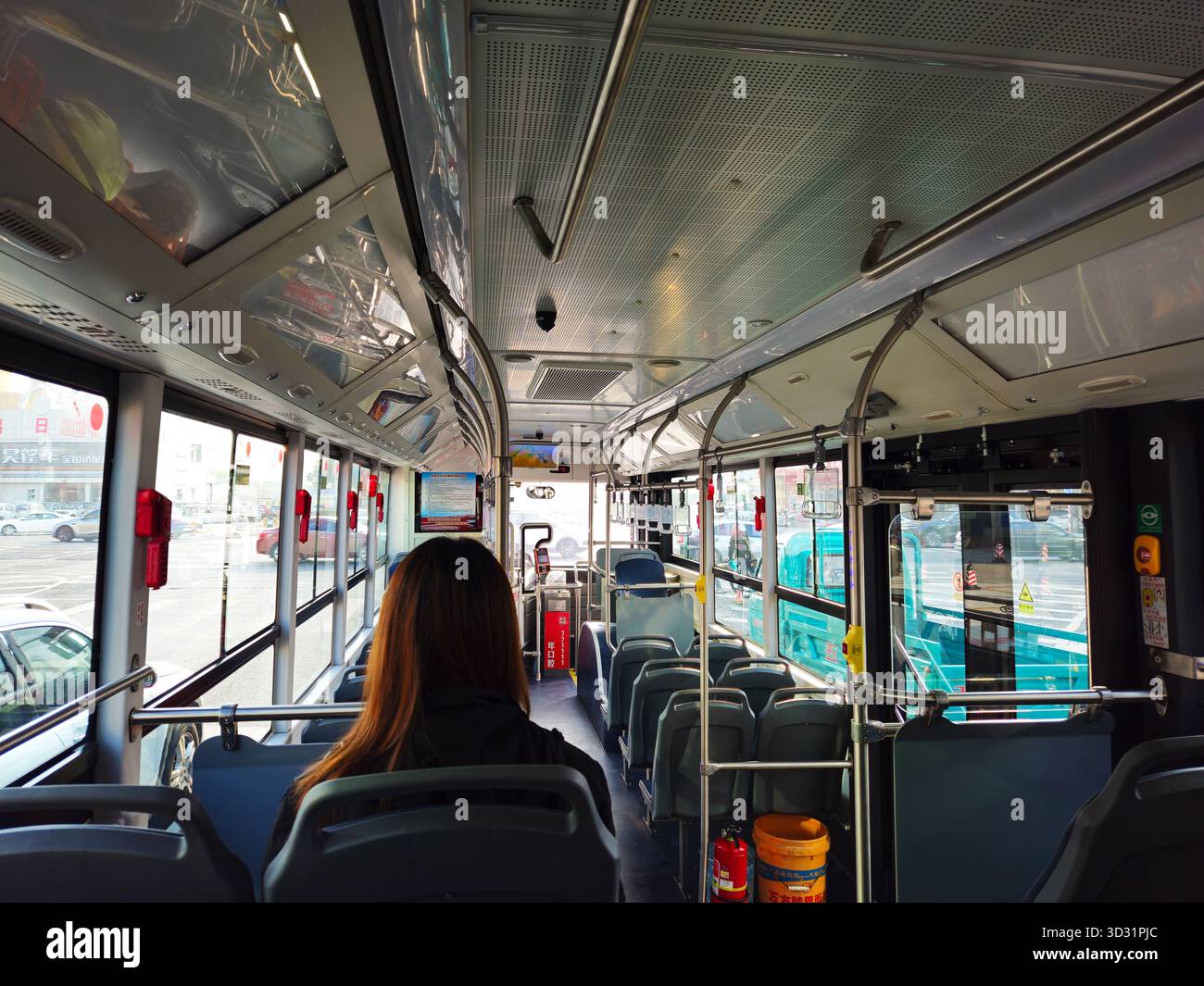 Vista posteriore all'interno del moderno City Bus in Cina Foto Stock