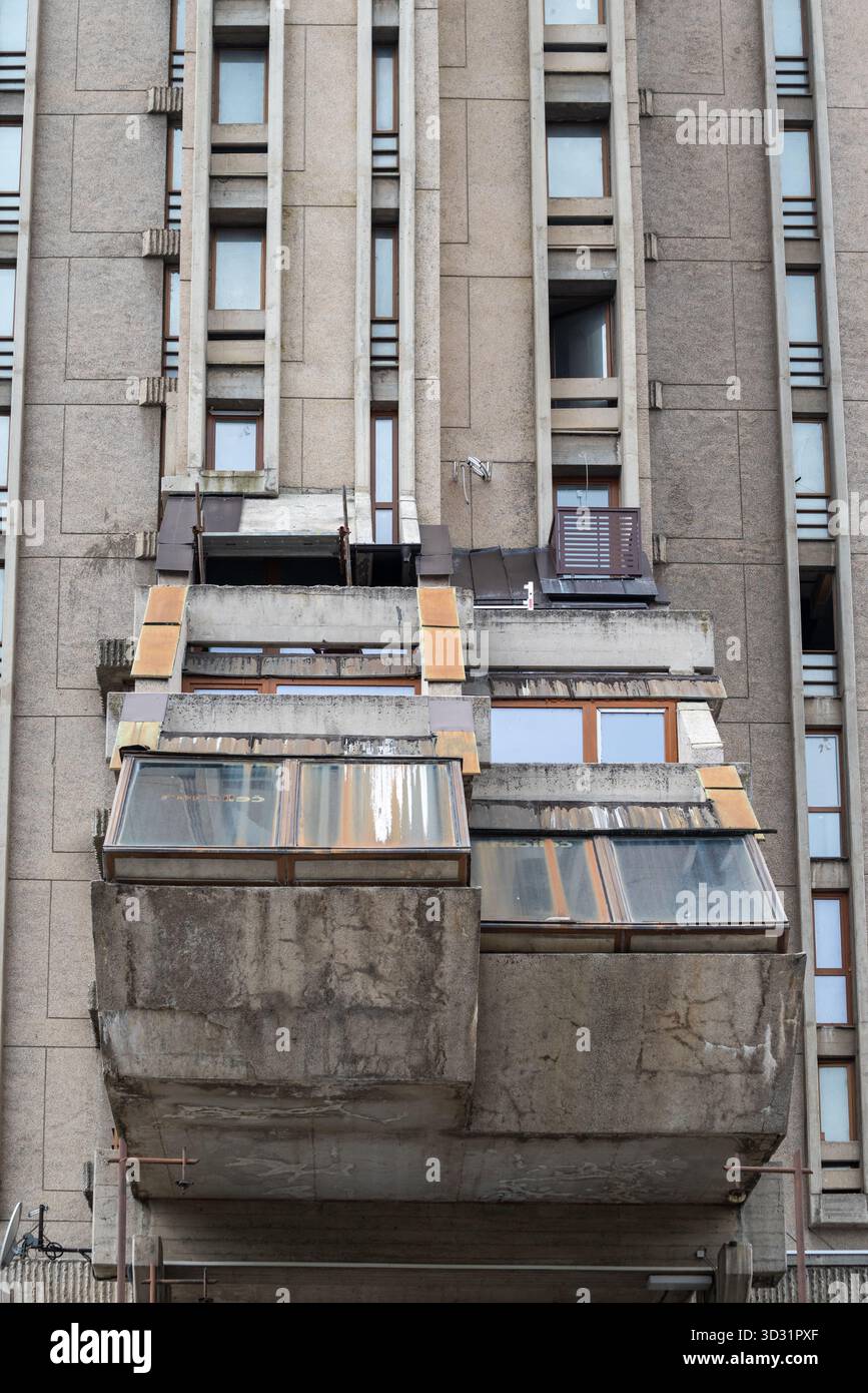Dettaglio ravvicinato dell'architettura brutalista che compone l'ex Hotel Zlatibor nella città serba di Užice. Ottobre 2025. Foto Stock