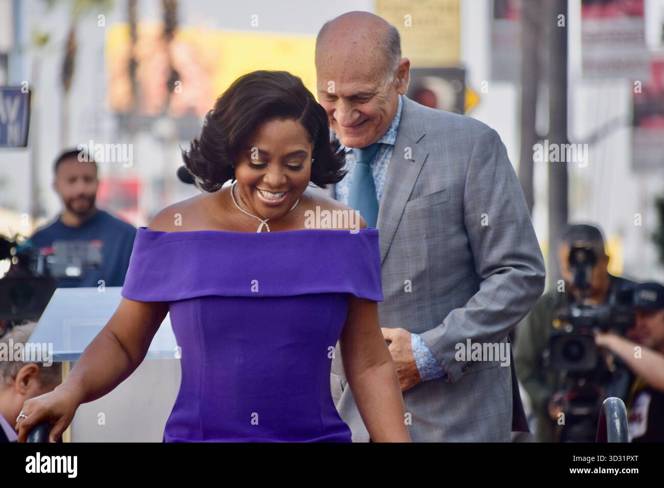 Los Angeles, California, il 3 novembre 2025. Steve Nissen e l'onoraria Sherri Shepherd condividono un momento durante la sua cerimonia Hollywood Walk of Fame a Los Angeles, California, il 3 novembre 2025. Crediti: Sharon Graphics/Alamy Live News Foto Stock