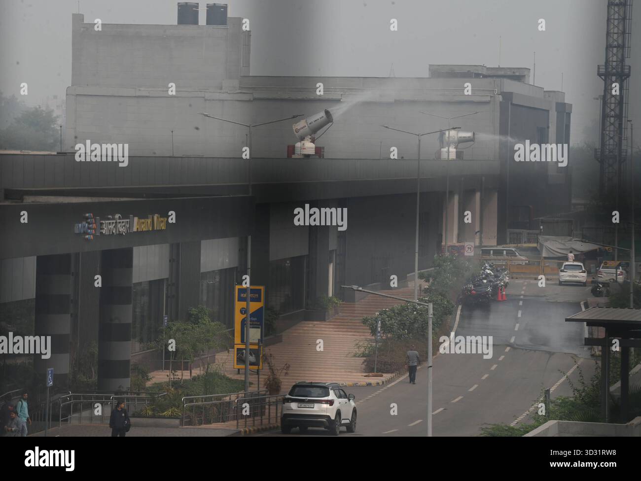 NUOVA DELHI, INDIA - 1 NOVEMBRE: Una pistola anti smog ha visto spruzzare acqua per depositare le particelle di polvere come uno spesso strato di smog inghiottito nelle prime ore del mattino al Delhi Meerut RRTS Project NCRTC, il 1 novembre 2025 a nuova Delhi, India. Secondo il CPCB (Central Pollution Control Board), il capitale nazionale ha registrato un AQI dell’indice di qualità dell’aria pari a 357, rispetto ai 279 del giorno prima. Il calo della qualità dell'aria è stato accompagnato da una ridotta visibilità in diverse parti della città, in quanto la nebbia e i venti calmi hanno intrappolato gli inquinanti vicini al terreno. Foto di Sonu Mehta/Hindustan Times Dense S Foto Stock
