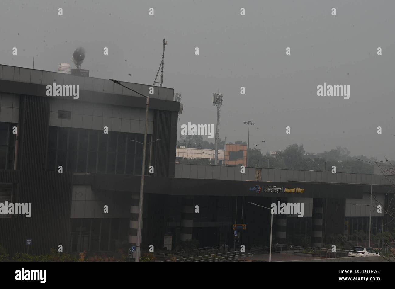 NUOVA DELHI, INDIA - 1 NOVEMBRE: Una pistola anti smog ha visto spruzzare acqua per depositare le particelle di polvere come uno spesso strato di smog inghiottito nelle prime ore del mattino al Delhi Meerut RRTS Project NCRTC, il 1 novembre 2025 a nuova Delhi, India. Secondo il CPCB (Central Pollution Control Board), il capitale nazionale ha registrato un AQI dell’indice di qualità dell’aria pari a 357, rispetto ai 279 del giorno prima. Il calo della qualità dell'aria è stato accompagnato da una ridotta visibilità in diverse parti della città, in quanto la nebbia e i venti calmi hanno intrappolato gli inquinanti vicini al terreno. Foto di Sonu Mehta/Hindustan Times Dense S Foto Stock