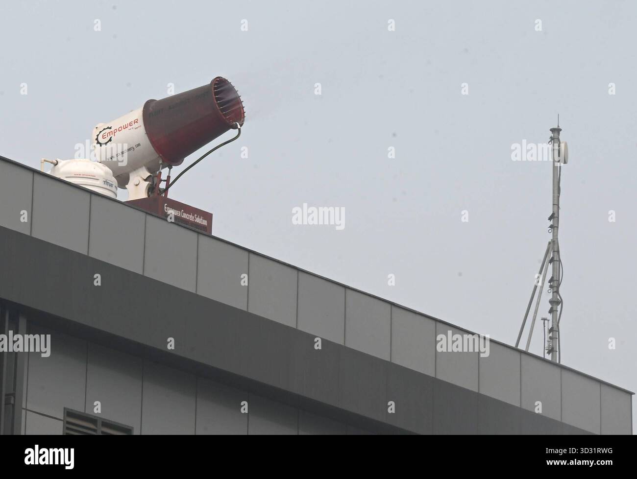 NUOVA DELHI, INDIA - 1 NOVEMBRE: Una pistola anti smog ha visto spruzzare acqua per depositare le particelle di polvere come uno spesso strato di smog inghiottito nelle prime ore del mattino al Delhi Meerut RRTS Project NCRTC, il 1 novembre 2025 a nuova Delhi, India. Secondo il CPCB (Central Pollution Control Board), il capitale nazionale ha registrato un AQI dell’indice di qualità dell’aria pari a 357, rispetto ai 279 del giorno prima. Il calo della qualità dell'aria è stato accompagnato da una ridotta visibilità in diverse parti della città, in quanto la nebbia e i venti calmi hanno intrappolato gli inquinanti vicini al terreno. Foto di Sonu Mehta/Hindustan Times Dense S Foto Stock