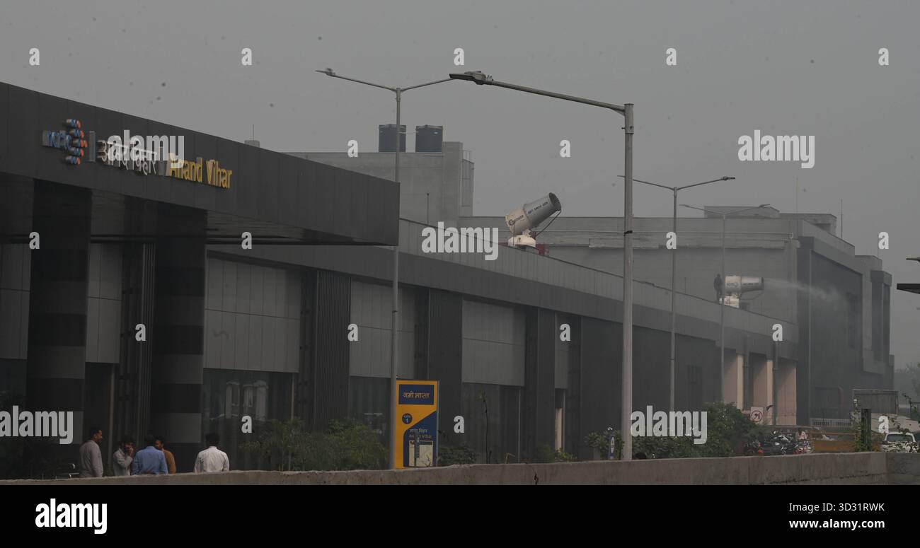 NUOVA DELHI, INDIA - 1 NOVEMBRE: Una pistola anti smog ha visto spruzzare acqua per depositare le particelle di polvere come uno spesso strato di smog inghiottito nelle prime ore del mattino al Delhi Meerut RRTS Project NCRTC, il 1 novembre 2025 a nuova Delhi, India. Secondo il CPCB (Central Pollution Control Board), il capitale nazionale ha registrato un AQI dell’indice di qualità dell’aria pari a 357, rispetto ai 279 del giorno prima. Il calo della qualità dell'aria è stato accompagnato da una ridotta visibilità in diverse parti della città, in quanto la nebbia e i venti calmi hanno intrappolato gli inquinanti vicini al terreno. Foto di Sonu Mehta/Hindustan Times Dense S Foto Stock