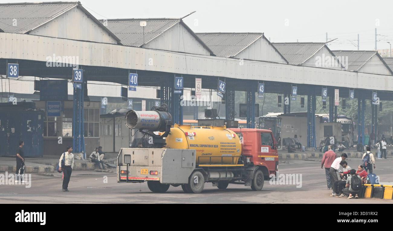NUOVA DELHI, INDIA - 1 NOVEMBRE: Una pistola antismog ha visto spruzzare acqua per depositare le particelle di polvere come uno spesso strato di smog inghiottito nelle prime ore del mattino al terminal degli autobus di Anand Vihar, il 1° novembre 2025 a nuova Delhi, India. Secondo il CPCB (Central Pollution Control Board), il capitale nazionale ha registrato un AQI dell’indice di qualità dell’aria pari a 357, rispetto ai 279 del giorno prima. Il calo della qualità dell'aria è stato accompagnato da una ridotta visibilità in diverse parti della città, in quanto la nebbia e i venti calmi hanno intrappolato gli inquinanti vicini al terreno. Foto di Sonu Mehta/Hindustan Times Dense Smog Engul Foto Stock