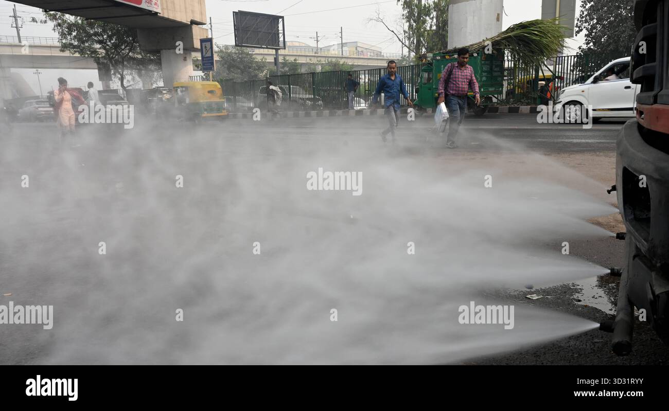 NUOVA DELHI, INDIA - 1 NOVEMBRE: Una pistola antismog ha visto spruzzare acqua per depositare le particelle di polvere come uno spesso strato di smog inghiottito nelle prime ore del mattino al terminal degli autobus di Anand Vihar, il 1° novembre 2025 a nuova Delhi, India. Secondo il CPCB (Central Pollution Control Board), il capitale nazionale ha registrato un AQI dell’indice di qualità dell’aria pari a 357, rispetto ai 279 del giorno prima. Il calo della qualità dell'aria è stato accompagnato da una ridotta visibilità in diverse parti della città, in quanto la nebbia e i venti calmi hanno intrappolato gli inquinanti vicini al terreno. Foto di Sonu Mehta/Hindustan Times Dense Smog Engul Foto Stock