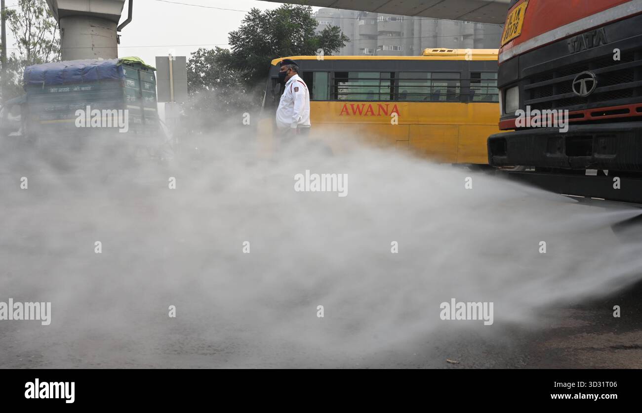 NUOVA DELHI, INDIA - 1 NOVEMBRE: Una pistola antismog ha visto spruzzare acqua per depositare le particelle di polvere come uno spesso strato di smog inghiottito nelle prime ore del mattino al terminal degli autobus di Anand Vihar, il 1° novembre 2025 a nuova Delhi, India. Secondo il CPCB (Central Pollution Control Board), il capitale nazionale ha registrato un AQI dell’indice di qualità dell’aria pari a 357, rispetto ai 279 del giorno prima. Il calo della qualità dell'aria è stato accompagnato da una ridotta visibilità in diverse parti della città, in quanto la nebbia e i venti calmi hanno intrappolato gli inquinanti vicini al terreno. Foto di Sonu Mehta/Hindustan Times Dense Smog Engul Foto Stock