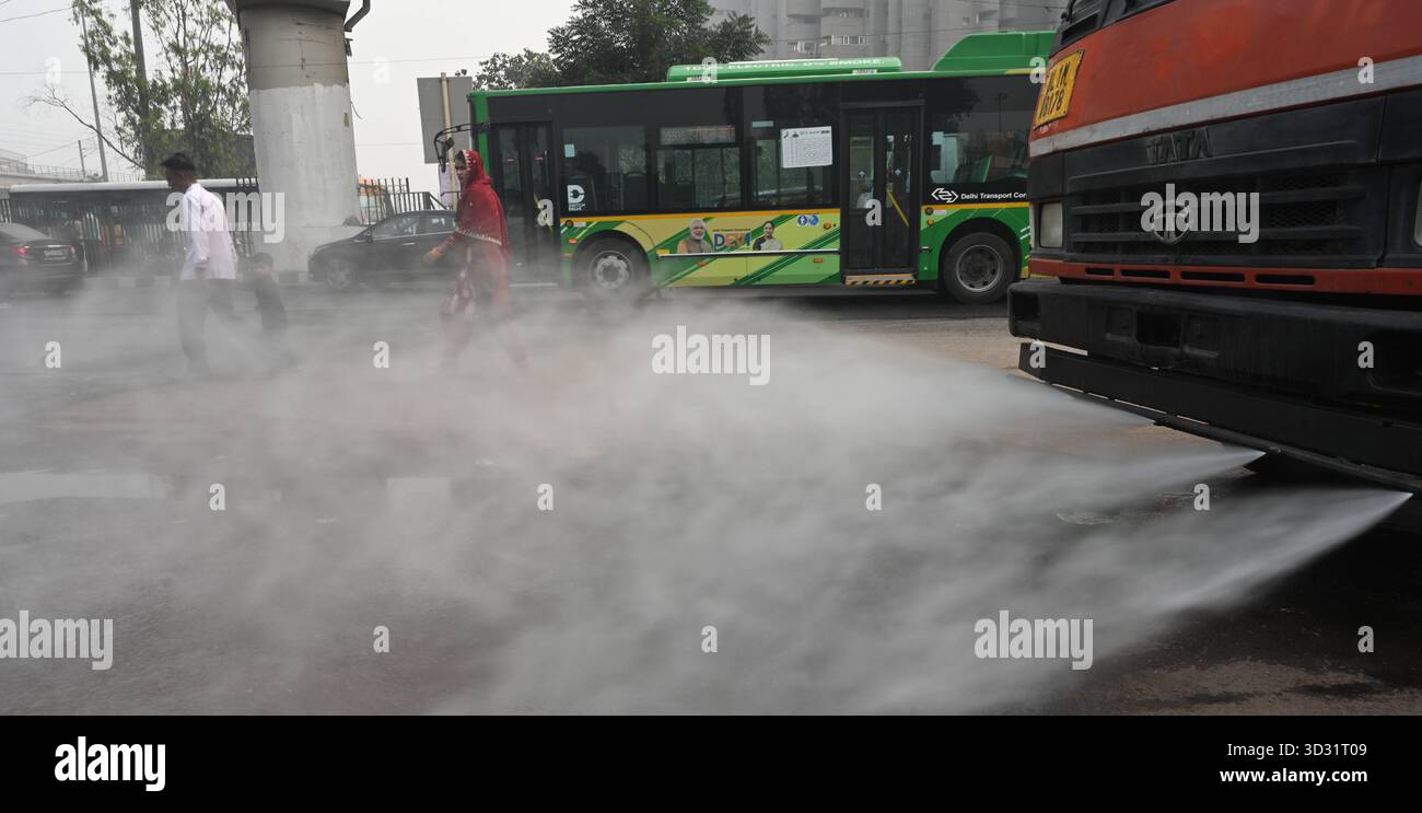 NUOVA DELHI, INDIA - 1 NOVEMBRE: Una pistola antismog ha visto spruzzare acqua per depositare le particelle di polvere come uno spesso strato di smog inghiottito nelle prime ore del mattino al terminal degli autobus di Anand Vihar, il 1° novembre 2025 a nuova Delhi, India. Secondo il CPCB (Central Pollution Control Board), il capitale nazionale ha registrato un AQI dell’indice di qualità dell’aria pari a 357, rispetto ai 279 del giorno prima. Il calo della qualità dell'aria è stato accompagnato da una ridotta visibilità in diverse parti della città, in quanto la nebbia e i venti calmi hanno intrappolato gli inquinanti vicini al terreno. Foto di Sonu Mehta/Hindustan Times Dense Smog Engul Foto Stock