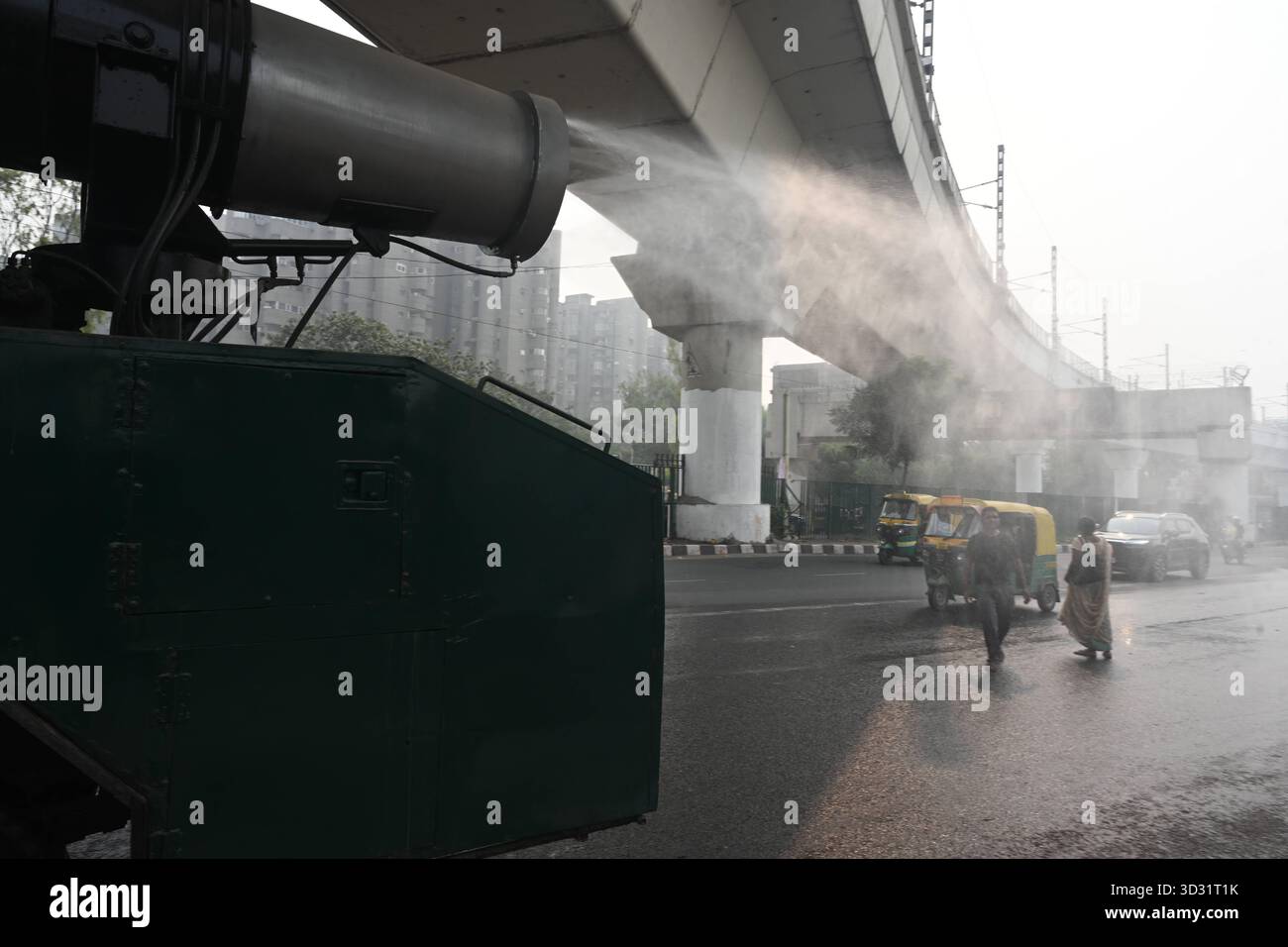 NUOVA DELHI, INDIA - 1 NOVEMBRE: Una pistola antismog ha visto spruzzare acqua per depositare le particelle di polvere come uno spesso strato di smog inghiottito nelle prime ore del mattino al terminal degli autobus di Anand Vihar, il 1° novembre 2025 a nuova Delhi, India. Secondo il CPCB (Central Pollution Control Board), il capitale nazionale ha registrato un AQI dell’indice di qualità dell’aria pari a 357, rispetto ai 279 del giorno prima. Il calo della qualità dell'aria è stato accompagnato da una ridotta visibilità in diverse parti della città, in quanto la nebbia e i venti calmi hanno intrappolato gli inquinanti vicini al terreno. Foto di Sonu Mehta/Hindustan Times Dense Smog Engul Foto Stock