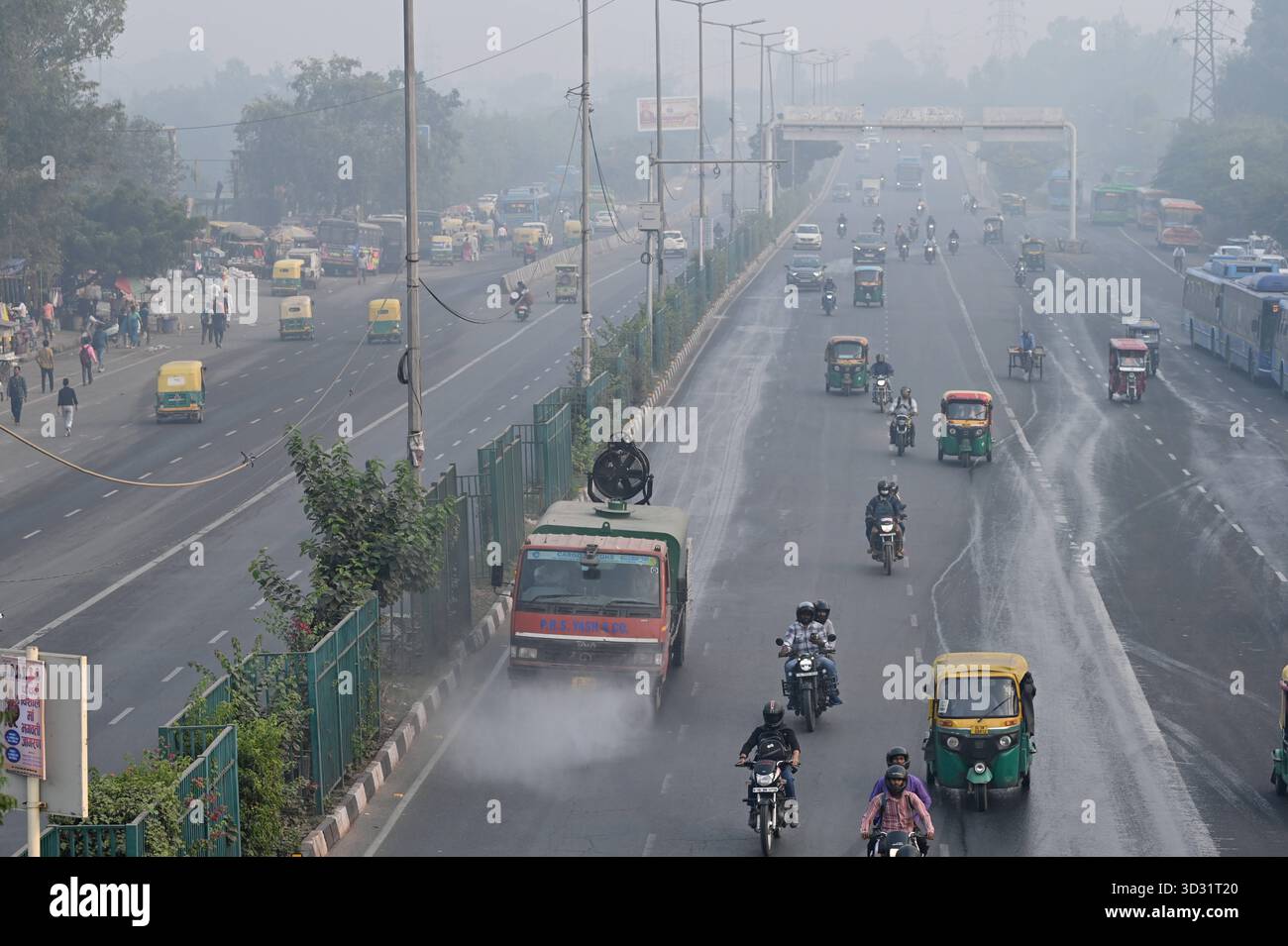 NUOVA DELHI, INDIA - 2 NOVEMBRE: Una pistola anti smog ha visto spruzzare acqua per depositare le particelle di polvere come uno spesso strato di smog inghiottito nelle prime ore del mattino ad Anand Vihar il 2 novembre 2025 a nuova Delhi, India. Secondo il CPCB (Central Pollution Control Board), il capitale nazionale ha registrato un AQI dell’indice di qualità dell’aria pari a 357, rispetto ai 279 del giorno prima. Il calo della qualità dell'aria è stato accompagnato da una ridotta visibilità in diverse parti della città, in quanto la nebbia e i venti calmi hanno intrappolato gli inquinanti vicini al terreno. Foto di Ishant Chauhan/Hindustan Times Dense Smog engulfs Delhi-N. Foto Stock