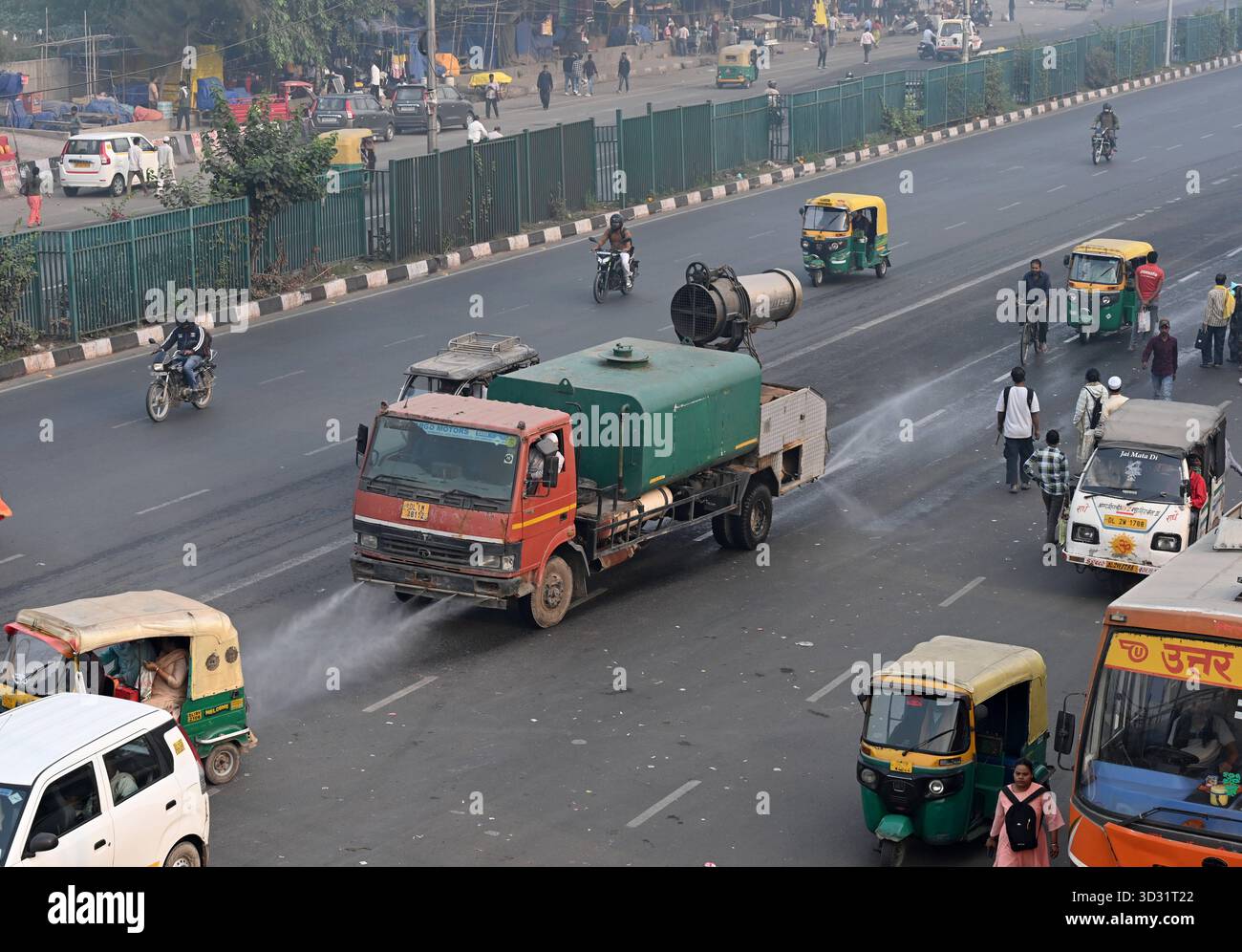 NUOVA DELHI, INDIA - 2 NOVEMBRE: Una pistola anti smog ha visto spruzzare acqua per depositare le particelle di polvere come uno spesso strato di smog inghiottito nelle prime ore del mattino ad Anand Vihar il 2 novembre 2025 a nuova Delhi, India. Secondo il CPCB (Central Pollution Control Board), il capitale nazionale ha registrato un AQI dell’indice di qualità dell’aria pari a 357, rispetto ai 279 del giorno prima. Il calo della qualità dell'aria è stato accompagnato da una ridotta visibilità in diverse parti della città, in quanto la nebbia e i venti calmi hanno intrappolato gli inquinanti vicini al terreno. Foto di Ishant Chauhan/Hindustan Times Dense Smog engulfs Delhi-N. Foto Stock