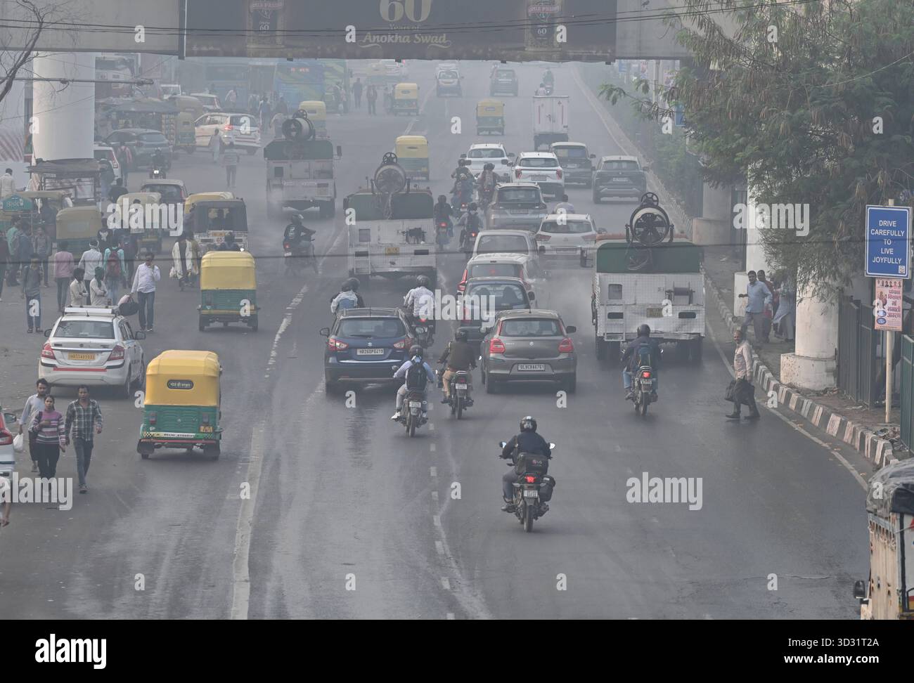 NUOVA DELHI, INDIA - 2 NOVEMBRE: Una pistola anti smog ha visto spruzzare acqua per depositare le particelle di polvere come uno spesso strato di smog inghiottito nelle prime ore del mattino ad Anand Vihar il 2 novembre 2025 a nuova Delhi, India. Secondo il CPCB (Central Pollution Control Board), il capitale nazionale ha registrato un AQI dell’indice di qualità dell’aria pari a 357, rispetto ai 279 del giorno prima. Il calo della qualità dell'aria è stato accompagnato da una ridotta visibilità in diverse parti della città, in quanto la nebbia e i venti calmi hanno intrappolato gli inquinanti vicini al terreno. Foto di Ishant Chauhan/Hindustan Times Dense Smog engulfs Delhi-N. Foto Stock