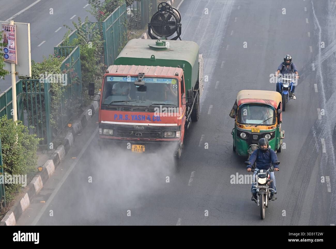 NUOVA DELHI, INDIA - 2 NOVEMBRE: Una pistola anti smog ha visto spruzzare acqua per depositare le particelle di polvere come uno spesso strato di smog inghiottito nelle prime ore del mattino ad Anand Vihar il 2 novembre 2025 a nuova Delhi, India. Secondo il CPCB (Central Pollution Control Board), il capitale nazionale ha registrato un AQI dell’indice di qualità dell’aria pari a 357, rispetto ai 279 del giorno prima. Il calo della qualità dell'aria è stato accompagnato da una ridotta visibilità in diverse parti della città, in quanto la nebbia e i venti calmi hanno intrappolato gli inquinanti vicini al terreno. Foto di Ishant Chauhan/Hindustan Times Dense Smog engulfs Delhi-N. Foto Stock