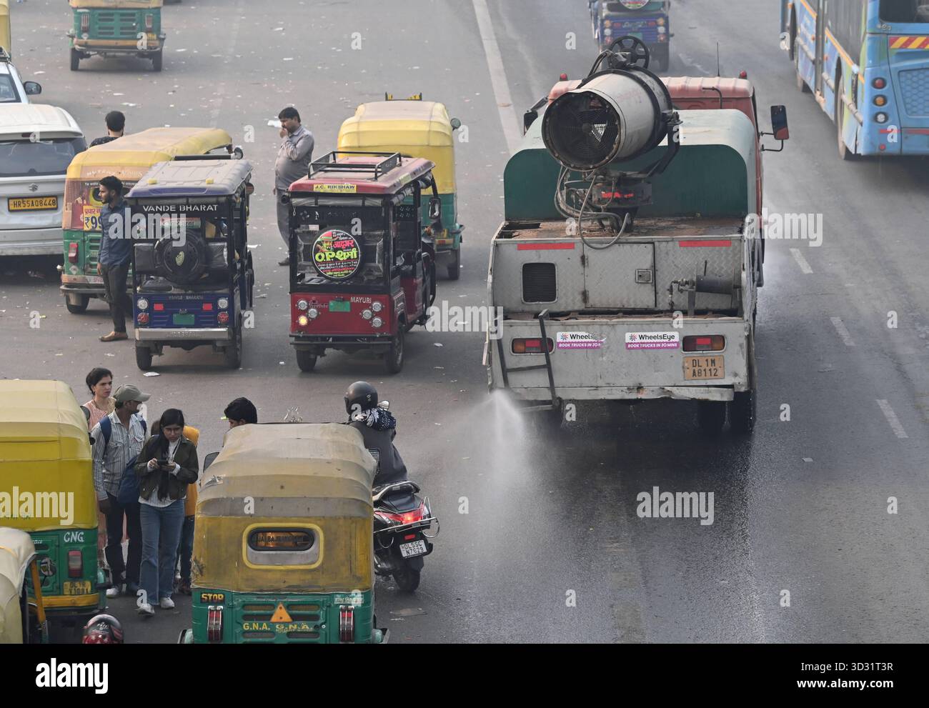 NUOVA DELHI, INDIA - 2 NOVEMBRE: Una pistola anti smog ha visto spruzzare acqua per depositare le particelle di polvere come uno spesso strato di smog inghiottito nelle prime ore del mattino ad Anand Vihar il 2 novembre 2025 a nuova Delhi, India. Secondo il CPCB (Central Pollution Control Board), il capitale nazionale ha registrato un AQI dell’indice di qualità dell’aria pari a 357, rispetto ai 279 del giorno prima. Il calo della qualità dell'aria è stato accompagnato da una ridotta visibilità in diverse parti della città, in quanto la nebbia e i venti calmi hanno intrappolato gli inquinanti vicini al terreno. Foto di Ishant Chauhan/Hindustan Times Dense Smog engulfs Delhi-N. Foto Stock