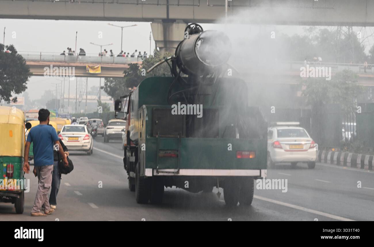 NUOVA DELHI, INDIA - 1 NOVEMBRE: Una pistola antismog ha visto spruzzare acqua per depositare le particelle di polvere come uno spesso strato di smog inghiottito nelle prime ore del mattino al terminal degli autobus di Anand Vihar, il 1° novembre 2025 a nuova Delhi, India. Secondo il CPCB (Central Pollution Control Board), il capitale nazionale ha registrato un AQI dell’indice di qualità dell’aria pari a 357, rispetto ai 279 del giorno prima. Il calo della qualità dell'aria è stato accompagnato da una ridotta visibilità in diverse parti della città, in quanto la nebbia e i venti calmi hanno intrappolato gli inquinanti vicini al terreno. Foto di Sonu Mehta/Hindustan Times Dense Smog Engul Foto Stock