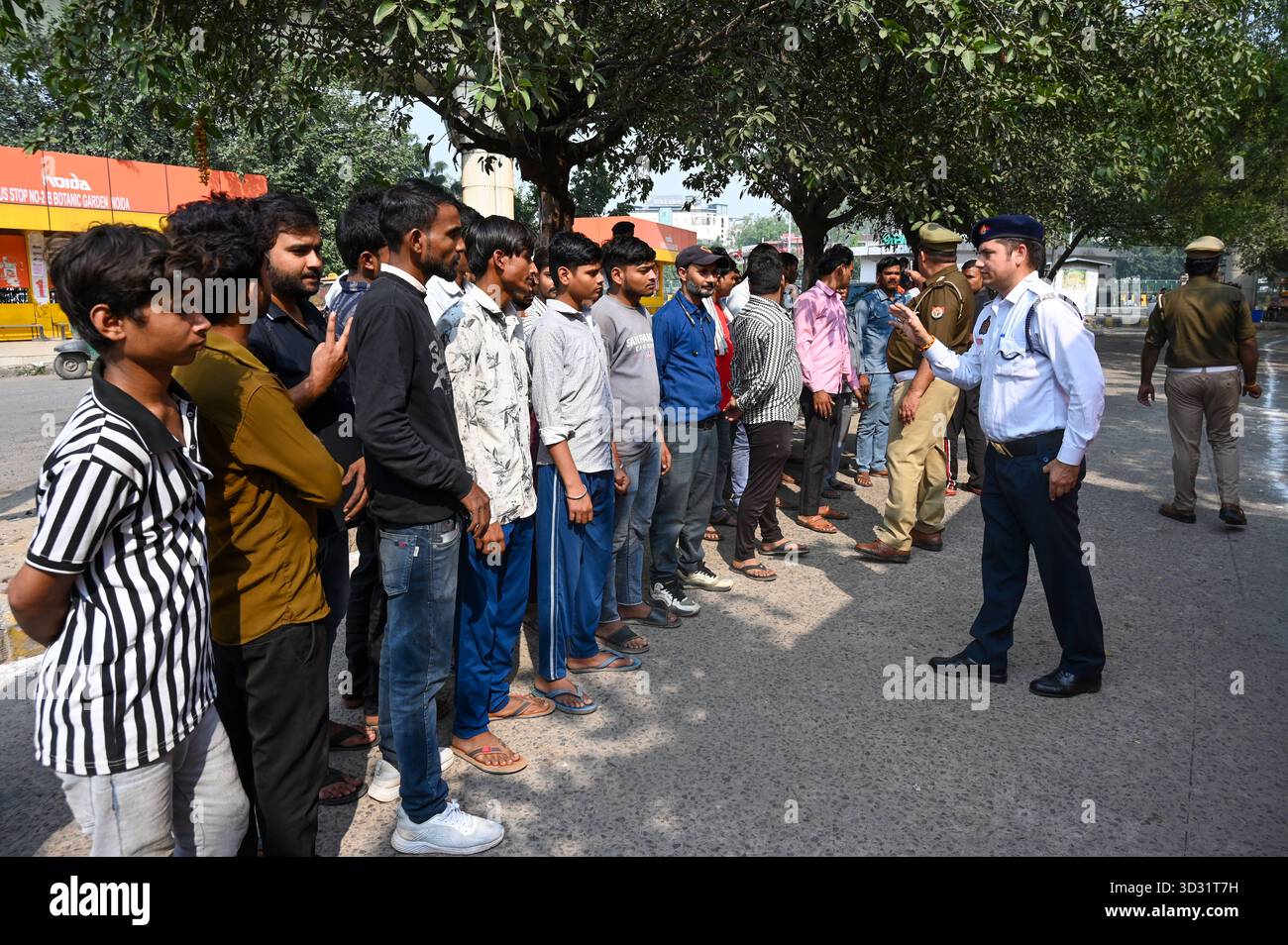 NOIDA, INDIA - 2 NOVEMBRE: Gli agenti della polizia stradale spiegano le regole del traffico ai conducenti di auto e risciò elettronici presso lo stand degli autobus del Giardino Botanico durante un programma di sensibilizzazione del mese del traffico, il 2 novembre 2025 a Noida, India. Foto di Sunil Ghosh/Hindustan Times Traffic Month Awareness Campaign Foto Stock