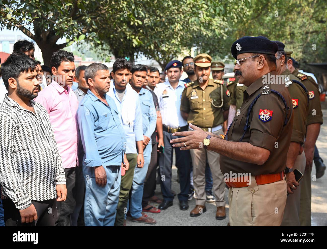 NOIDA, INDIA - 2 NOVEMBRE: Gli agenti della polizia stradale spiegano le regole del traffico ai conducenti di auto e risciò elettronici presso lo stand degli autobus del Giardino Botanico durante un programma di sensibilizzazione del mese del traffico, il 2 novembre 2025 a Noida, India. Foto di Sunil Ghosh/Hindustan Times Traffic Month Awareness Campaign Foto Stock