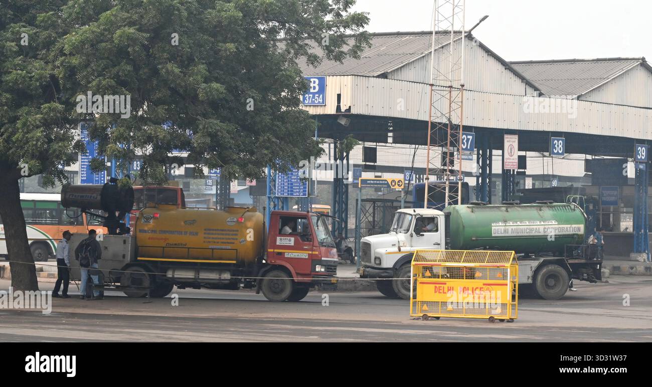 NUOVA DELHI, INDIA - 1 NOVEMBRE: Una pistola antismog ha visto spruzzare acqua per depositare le particelle di polvere come uno spesso strato di smog inghiottito nelle prime ore del mattino al terminal degli autobus di Anand Vihar, il 1° novembre 2025 a nuova Delhi, India. Secondo il Central Pollution Control Board (CPCB), il capitale nazionale ha registrato un indice di qualità dell’aria (AQI) pari a 357, rispetto al 279 del giorno prima. Il calo della qualità dell'aria è stato accompagnato da una ridotta visibilità in diverse parti della città, in quanto la nebbia e i venti calmi hanno intrappolato gli inquinanti vicini al terreno. (Foto di Sonu Mehta/Hindustan Times/Sipa USA ) Foto Stock