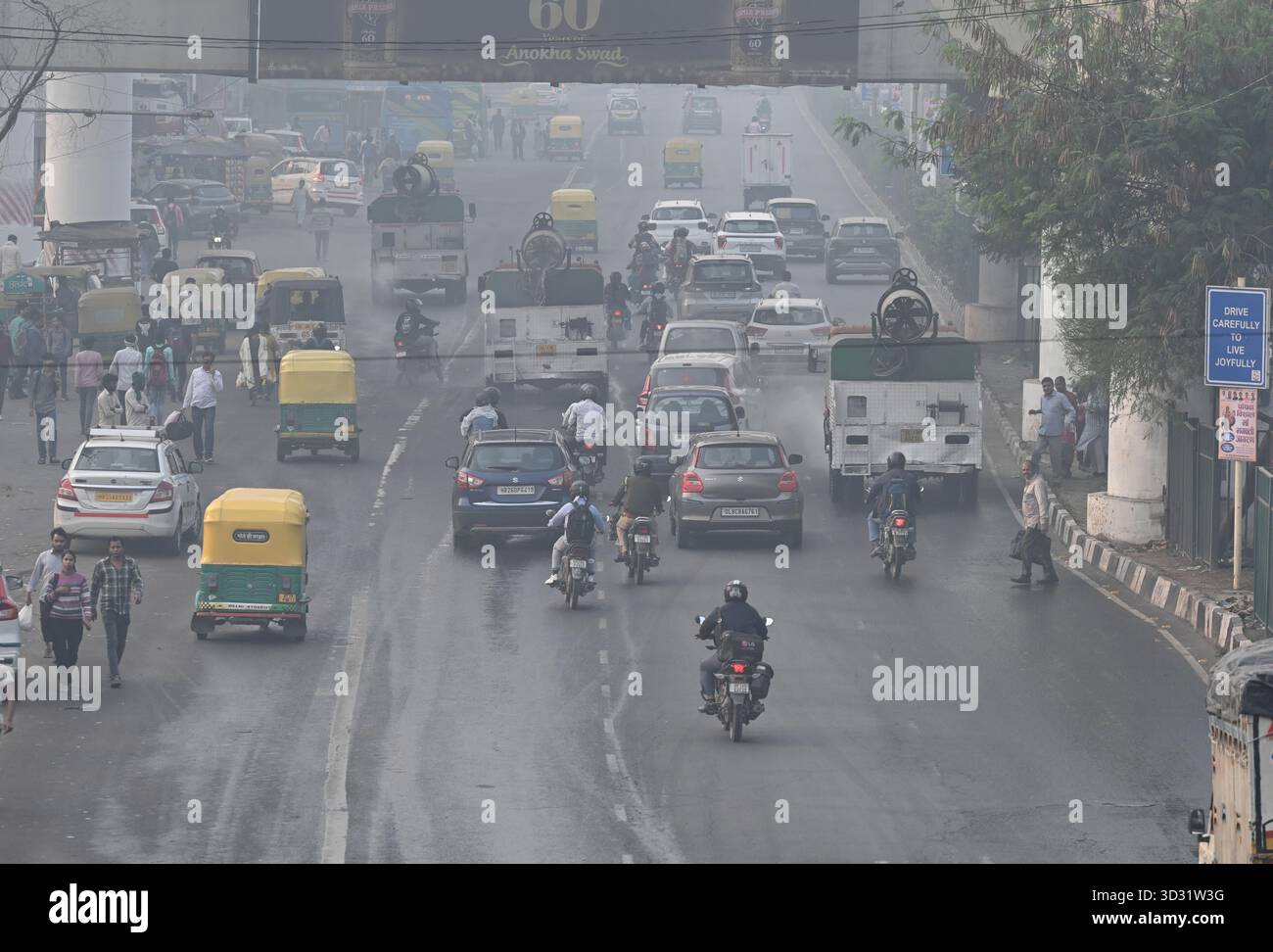 NUOVA DELHI, INDIA - 2 NOVEMBRE: Una pistola anti smog ha visto spruzzare acqua per depositare le particelle di polvere come uno spesso strato di smog inghiottito nelle prime ore del mattino ad Anand Vihar il 2 novembre 2025 a nuova Delhi, India. Secondo il Central Pollution Control Board (CPCB), il capitale nazionale ha registrato un indice di qualità dell’aria (AQI) pari a 357, rispetto al 279 del giorno prima. Il calo della qualità dell'aria è stato accompagnato da una ridotta visibilità in diverse parti della città, in quanto la nebbia e i venti calmi hanno intrappolato gli inquinanti vicini al terreno. (Foto di Ishant Chauhan/Hindustan Times/Sipa USA ) Foto Stock