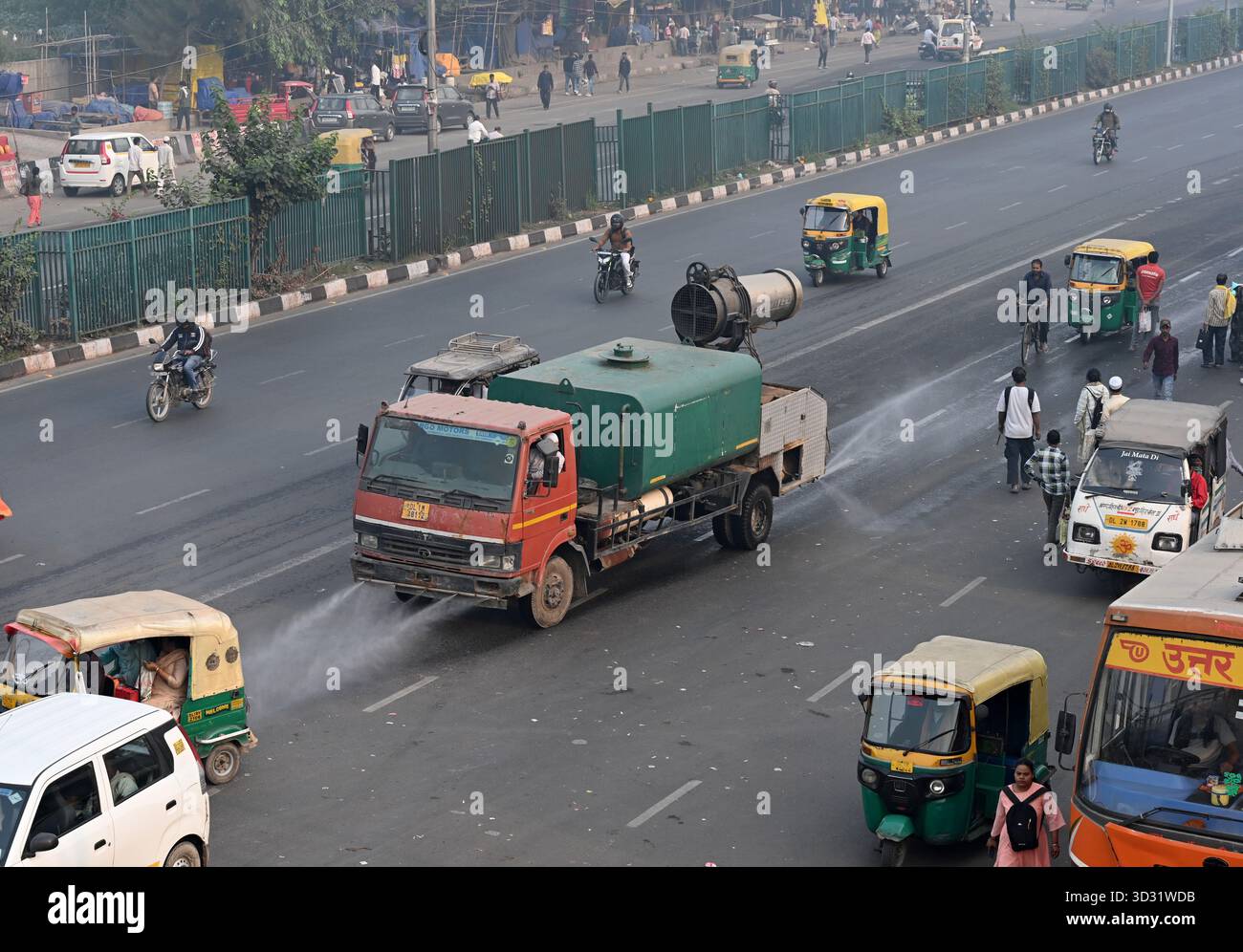 NUOVA DELHI, INDIA - 2 NOVEMBRE: Una pistola anti smog ha visto spruzzare acqua per depositare le particelle di polvere come uno spesso strato di smog inghiottito nelle prime ore del mattino ad Anand Vihar il 2 novembre 2025 a nuova Delhi, India. Secondo il Central Pollution Control Board (CPCB), il capitale nazionale ha registrato un indice di qualità dell’aria (AQI) pari a 357, rispetto al 279 del giorno prima. Il calo della qualità dell'aria è stato accompagnato da una ridotta visibilità in diverse parti della città, in quanto la nebbia e i venti calmi hanno intrappolato gli inquinanti vicini al terreno. (Foto di Ishant Chauhan/Hindustan Times/Sipa USA ) Foto Stock