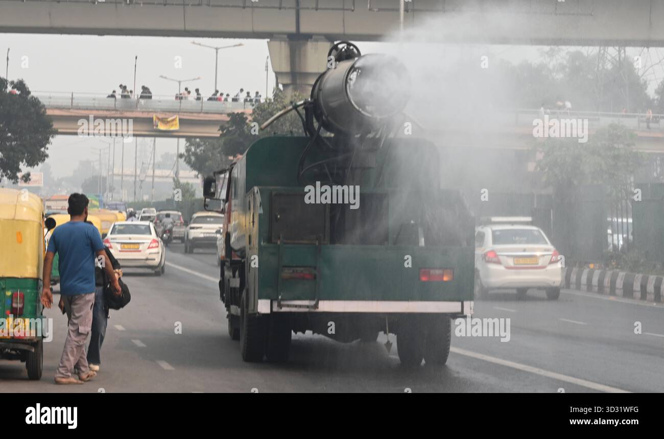 NUOVA DELHI, INDIA - 1 NOVEMBRE: Una pistola antismog ha visto spruzzare acqua per depositare le particelle di polvere come uno spesso strato di smog inghiottito nelle prime ore del mattino al terminal degli autobus di Anand Vihar, il 1° novembre 2025 a nuova Delhi, India. Secondo il Central Pollution Control Board (CPCB), il capitale nazionale ha registrato un indice di qualità dell’aria (AQI) pari a 357, rispetto al 279 del giorno prima. Il calo della qualità dell'aria è stato accompagnato da una ridotta visibilità in diverse parti della città, in quanto la nebbia e i venti calmi hanno intrappolato gli inquinanti vicini al terreno. (Foto di Sonu Mehta/Hindustan Times/Sipa USA ) Foto Stock
