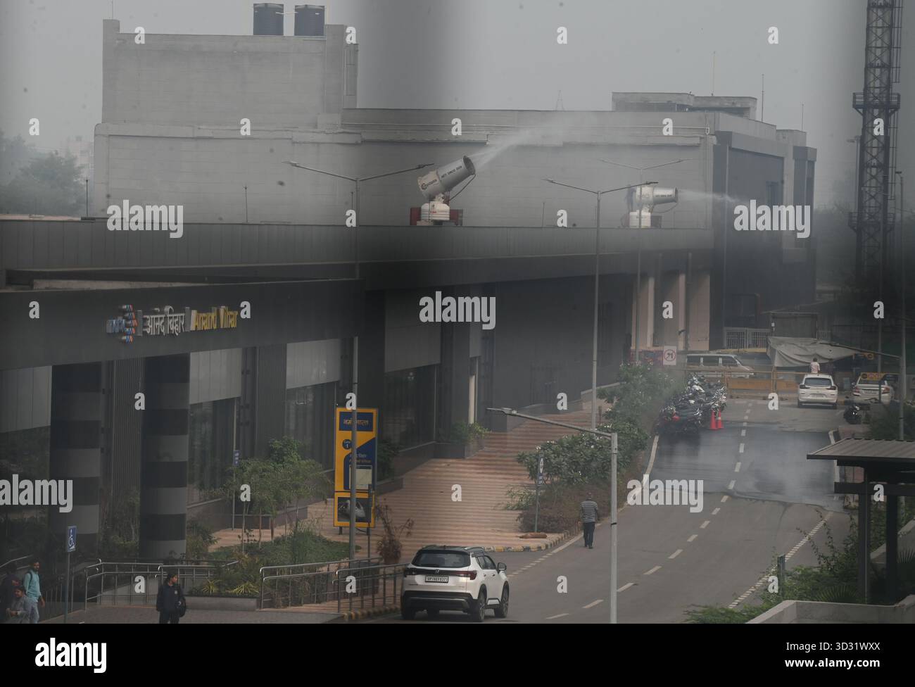 NUOVA DELHI, INDIA - 1 NOVEMBRE: Una pistola anti smog ha visto spruzzare acqua per depositare le particelle di polvere come uno spesso strato di smog inghiottito nelle prime ore del mattino al Delhi Meerut RRTS Project NCRTC, il 1 novembre 2025 a nuova Delhi, India. Secondo il Central Pollution Control Board (CPCB), il capitale nazionale ha registrato un indice di qualità dell’aria (AQI) pari a 357, rispetto al 279 del giorno prima. Il calo della qualità dell'aria è stato accompagnato da una ridotta visibilità in diverse parti della città, in quanto la nebbia e i venti calmi hanno intrappolato gli inquinanti vicini al terreno. (Foto di Sonu Mehta/Hindustan Times/SIP Foto Stock